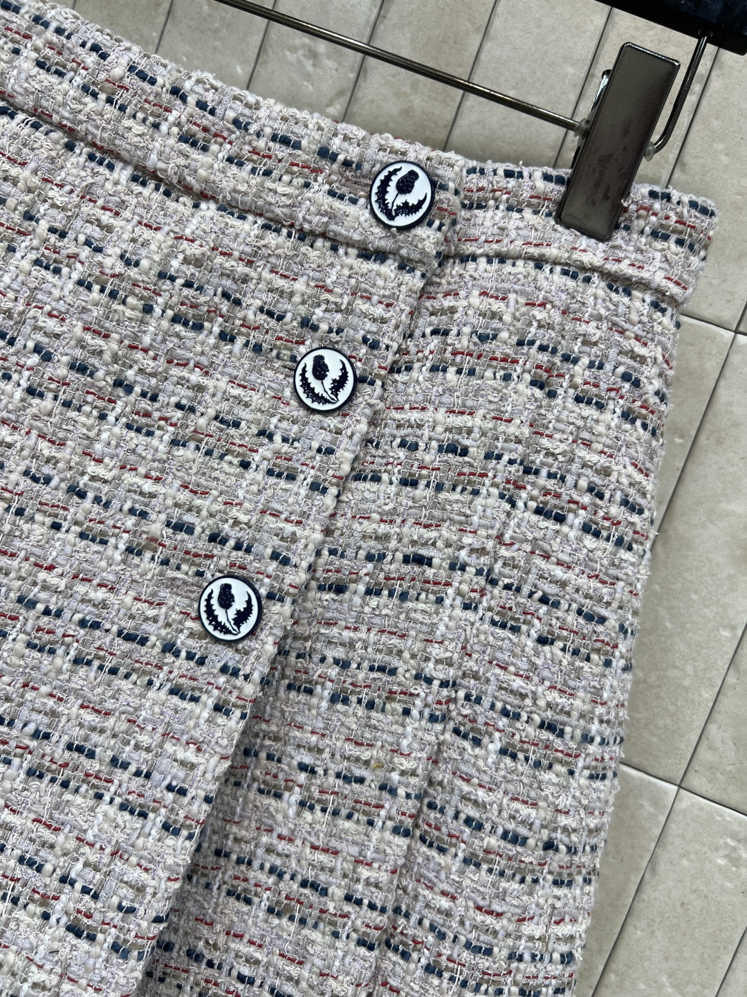 小香家 25秋冬新款 粗花呢压褶半身裙 高腰A字压褶裙摆 定制的花朵纽扣加持点缀 重磅的多种纱线编织粗花