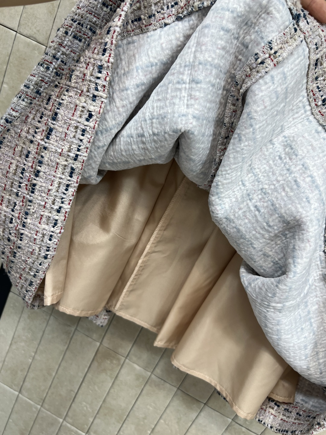 小香家 25秋冬新款 粗花呢压褶半身裙 高腰A字压褶裙摆 定制的花朵纽扣加持点缀 重磅的多种纱线编织粗花