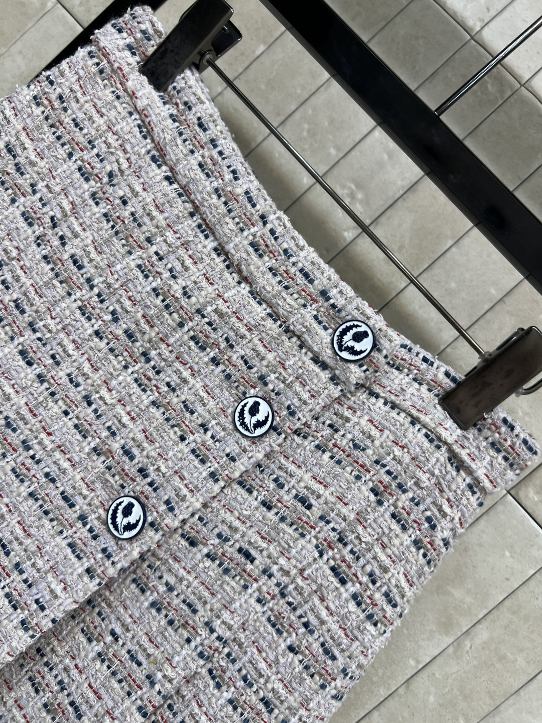 小香家 25秋冬新款 粗花呢压褶半身裙 高腰A字压褶裙摆 定制的花朵纽扣加持点缀 重磅的多种纱线编织粗花