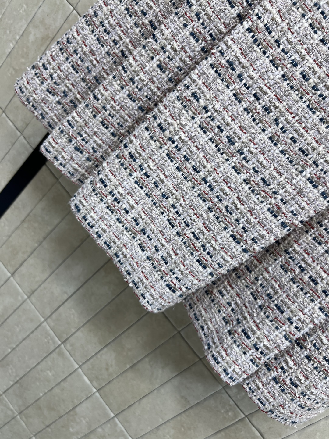 小香家 25秋冬新款 粗花呢压褶半身裙 高腰A字压褶裙摆 定制的花朵纽扣加持点缀 重磅的多种纱线编织粗花