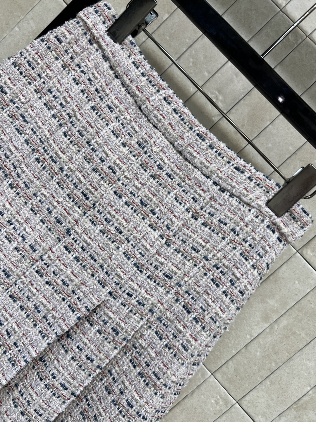 小香家 25秋冬新款 粗花呢压褶半身裙 高腰A字压褶裙摆 定制的花朵纽扣加持点缀 重磅的多种纱线编织粗花