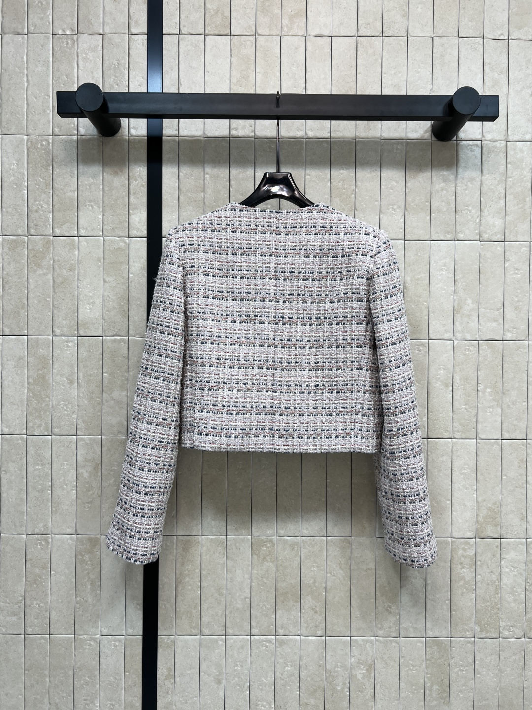 小香家 25秋冬新款 粗花呢小外套 经典的圆领斜边单排扣外套 定制的花朵纽扣加持点缀 重磅的多种纱线编织