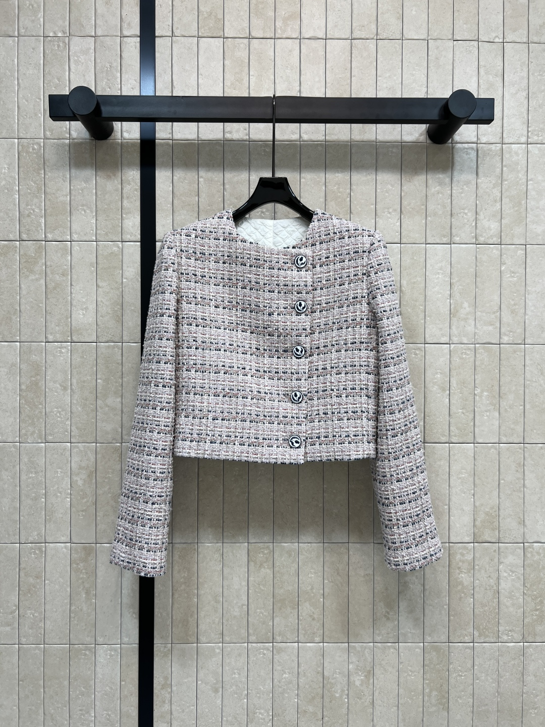 NO:502850,Xiaoxiangjia 25 autumn and winter new style tweed jacket Classic round neck oblique single-breasted jacket Customized flower buttons Blessed embellishment Heavy variety of yarn woven tweed bubble texture lining inside The upper body is full of vitality and girlish color is very gentle and elegant Two colors and three codes Size/S-M-L, chanel, jackets & coats, alexander wang19860909小香家 25秋冬新款 粗花呢小外套 经典的圆领斜边单排扣外套 定制的花朵纽扣加持点缀 重磅的多种纱线编织粗花呢 里面泡泡肌理感内衬 上身就很元气满满的少女感 颜色非常温柔优雅 两色三码 Size/S-M-L,,chanel,jackets & coats,alexander wang,Women's clothing