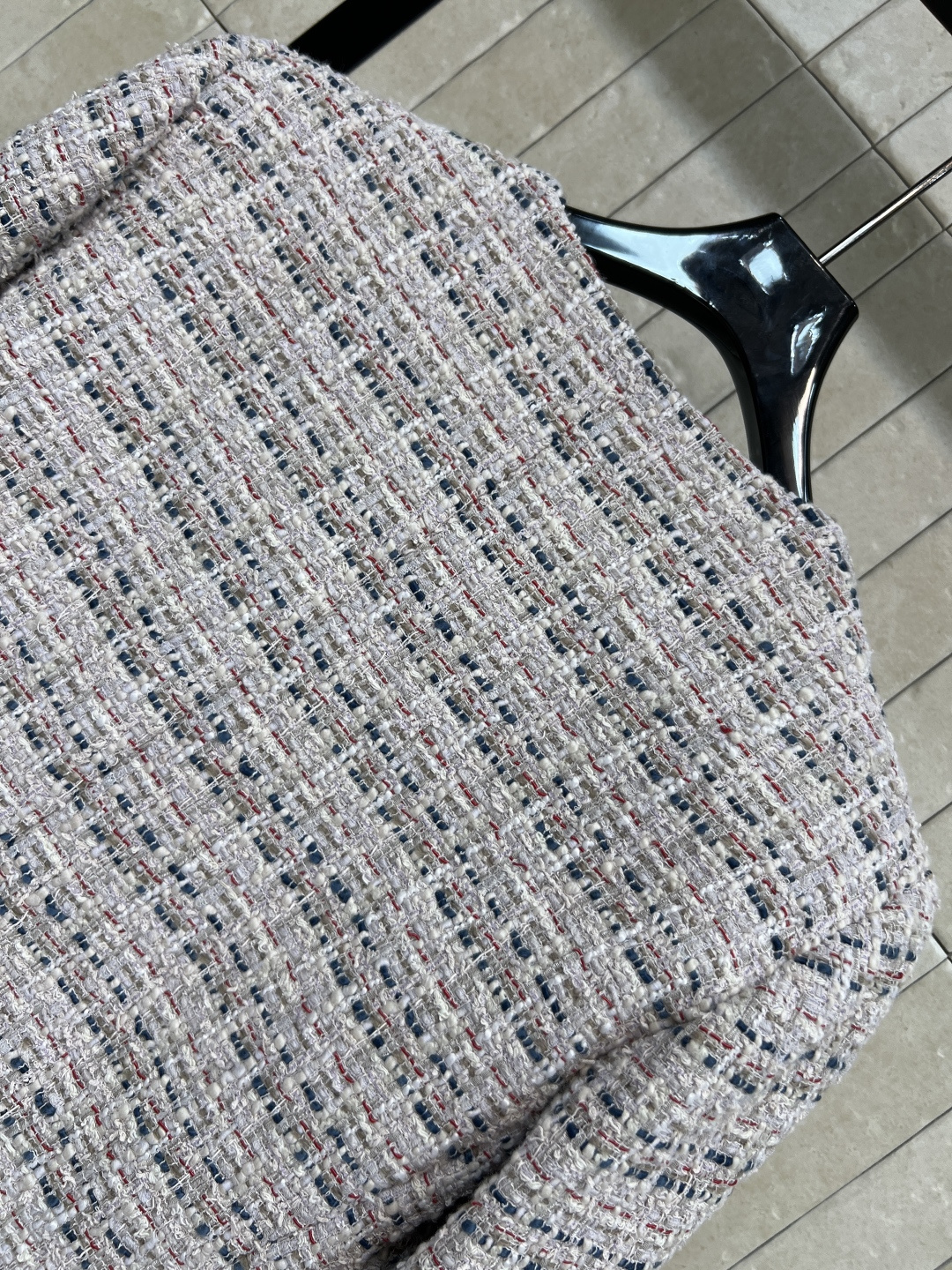 小香家 25秋冬新款 粗花呢小外套 经典的圆领斜边单排扣外套 定制的花朵纽扣加持点缀 重磅的多种纱线编织