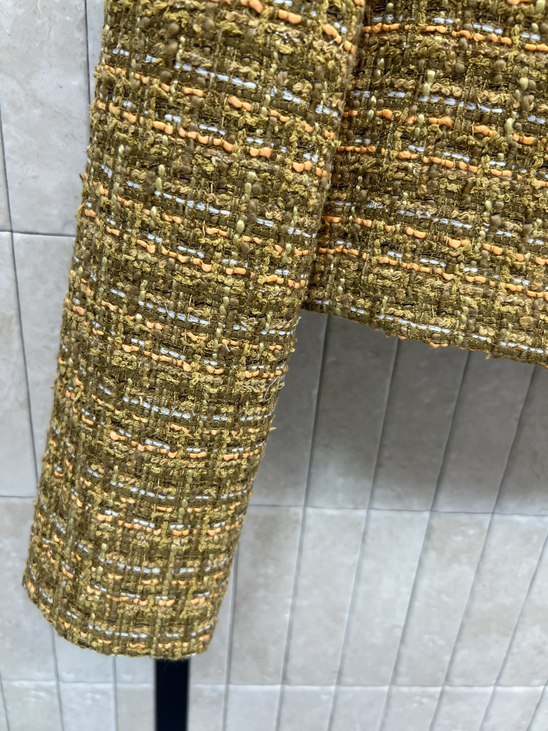 小香家 25秋冬新款 粗花呢小外套 经典的圆领斜边单排扣外套 定制的花朵纽扣加持点缀 重磅的多种纱线编织