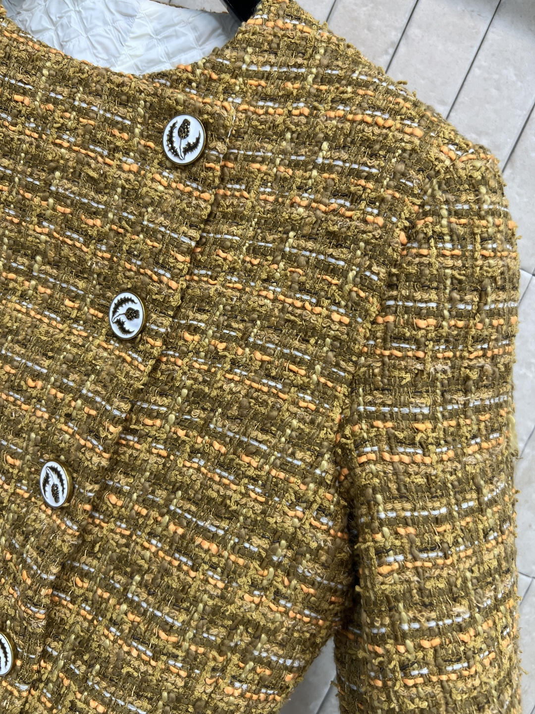 小香家 25秋冬新款 粗花呢小外套 经典的圆领斜边单排扣外套 定制的花朵纽扣加持点缀 重磅的多种纱线编织