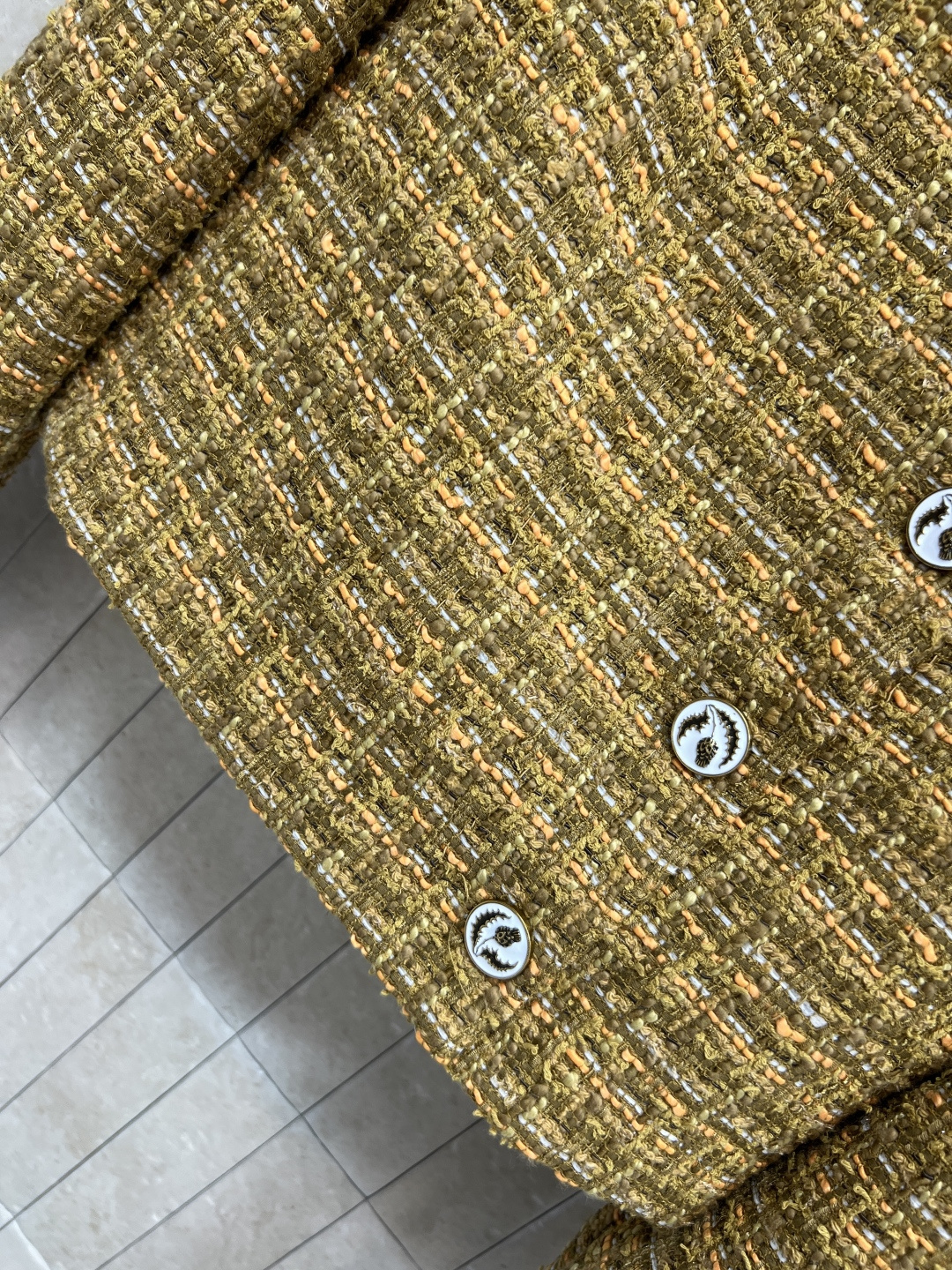 小香家 25秋冬新款 粗花呢小外套 经典的圆领斜边单排扣外套 定制的花朵纽扣加持点缀 重磅的多种纱线编织