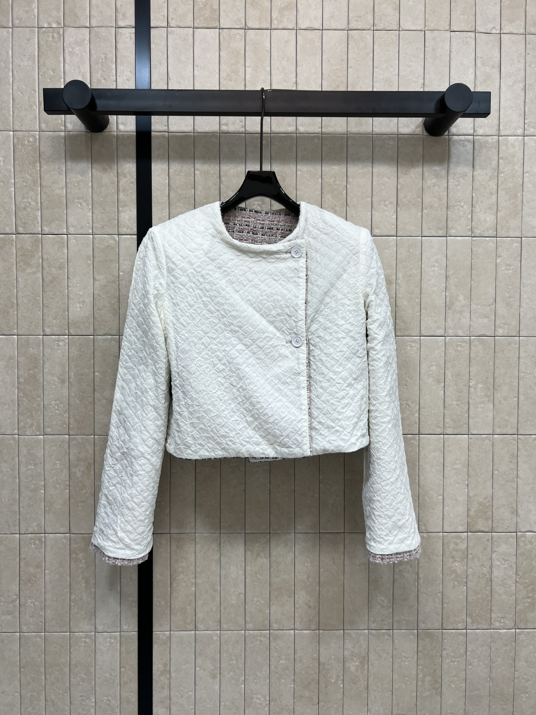 小香家 25秋冬新款 粗花呢小外套 经典的圆领斜边单排扣外套 定制的花朵纽扣加持点缀 重磅的多种纱线编织