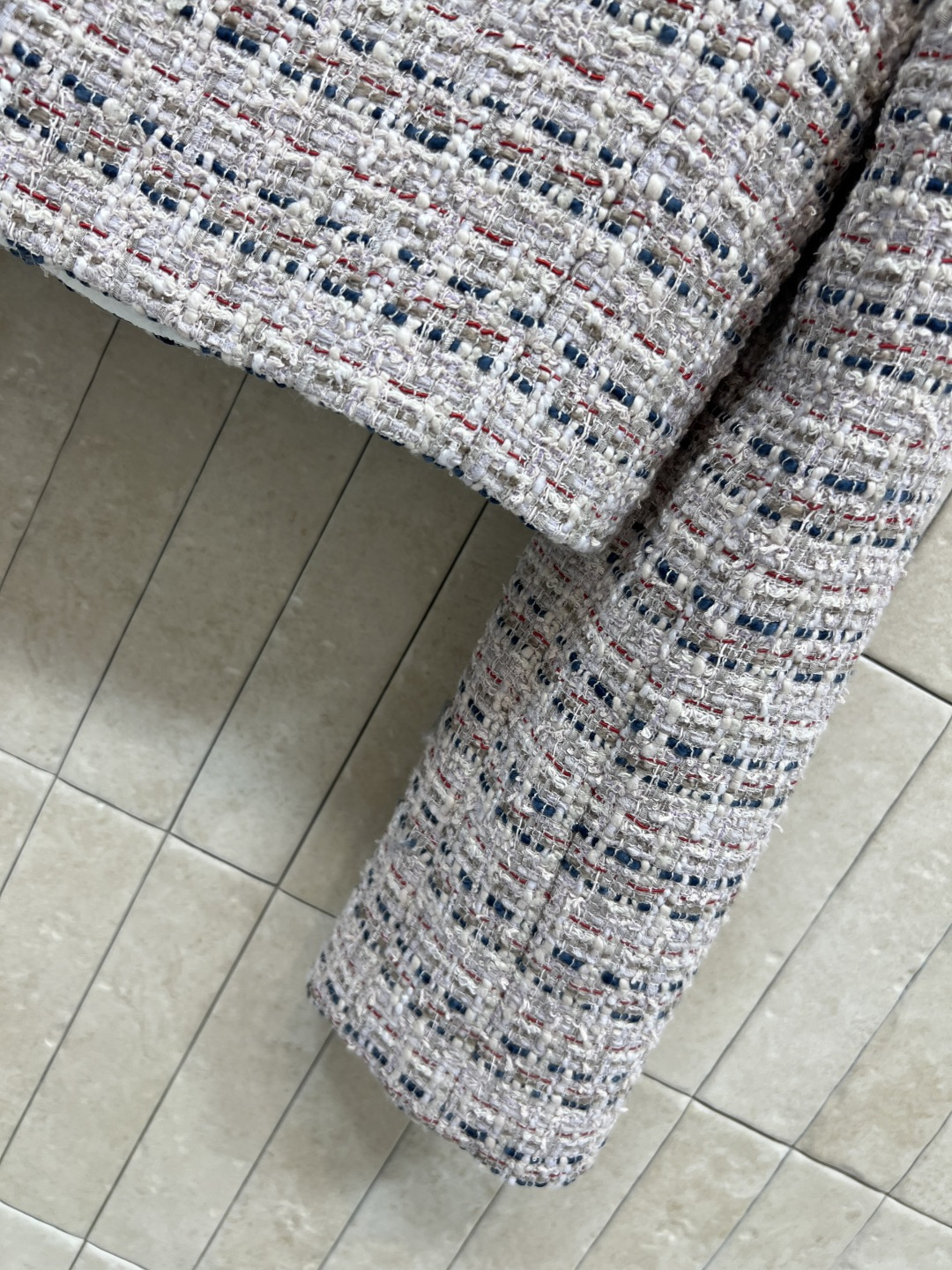 小香家 25秋冬新款 粗花呢小外套 经典的圆领斜边单排扣外套 定制的花朵纽扣加持点缀 重磅的多种纱线编织