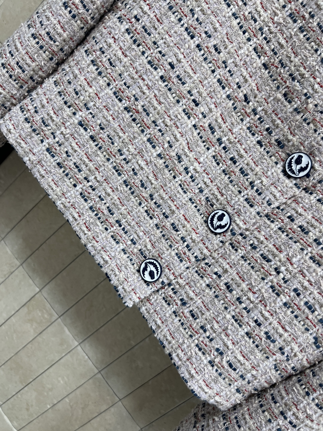 小香家 25秋冬新款 粗花呢小外套 经典的圆领斜边单排扣外套 定制的花朵纽扣加持点缀 重磅的多种纱线编织