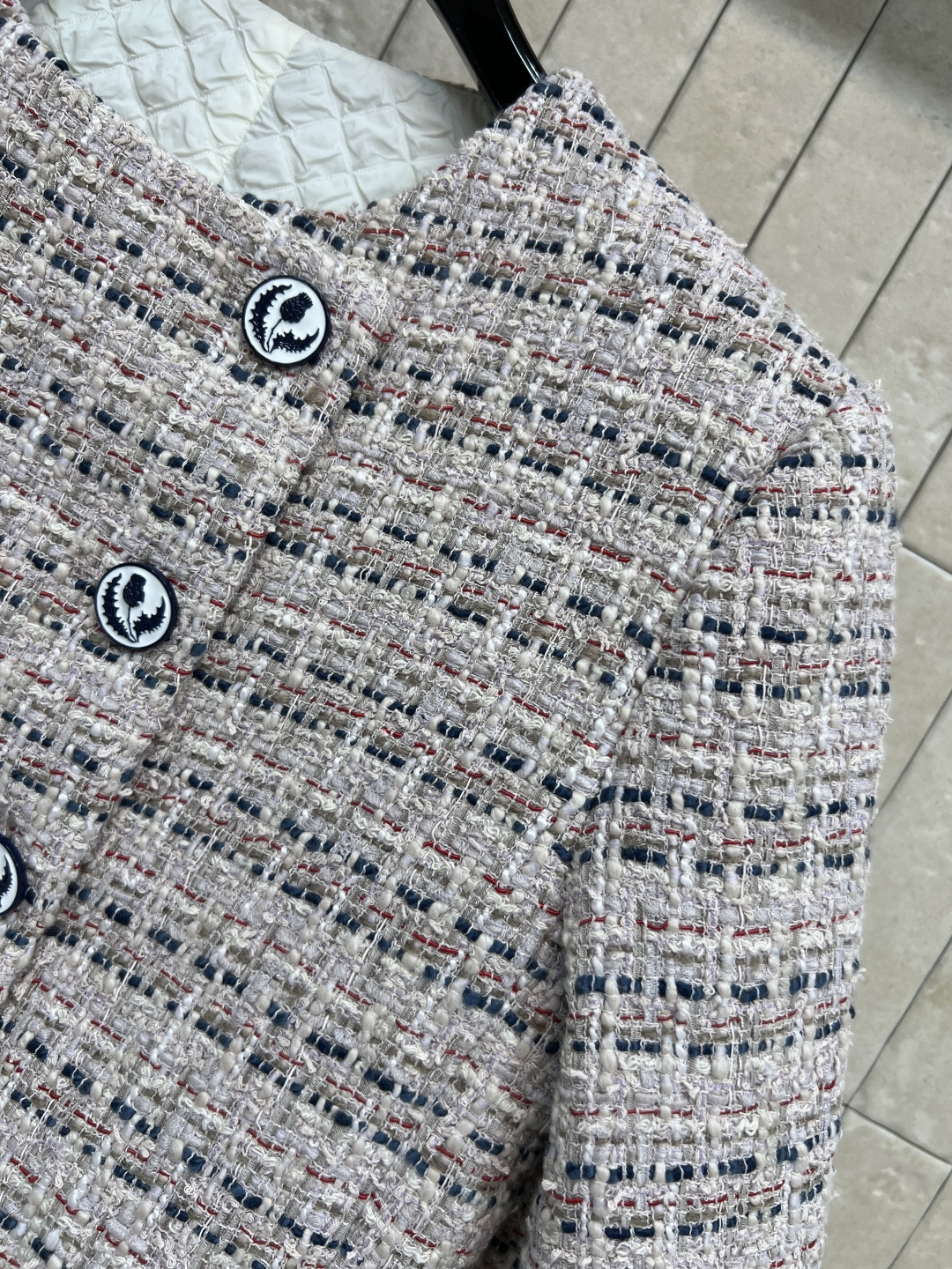 小香家 25秋冬新款 粗花呢小外套 经典的圆领斜边单排扣外套 定制的花朵纽扣加持点缀 重磅的多种纱线编织