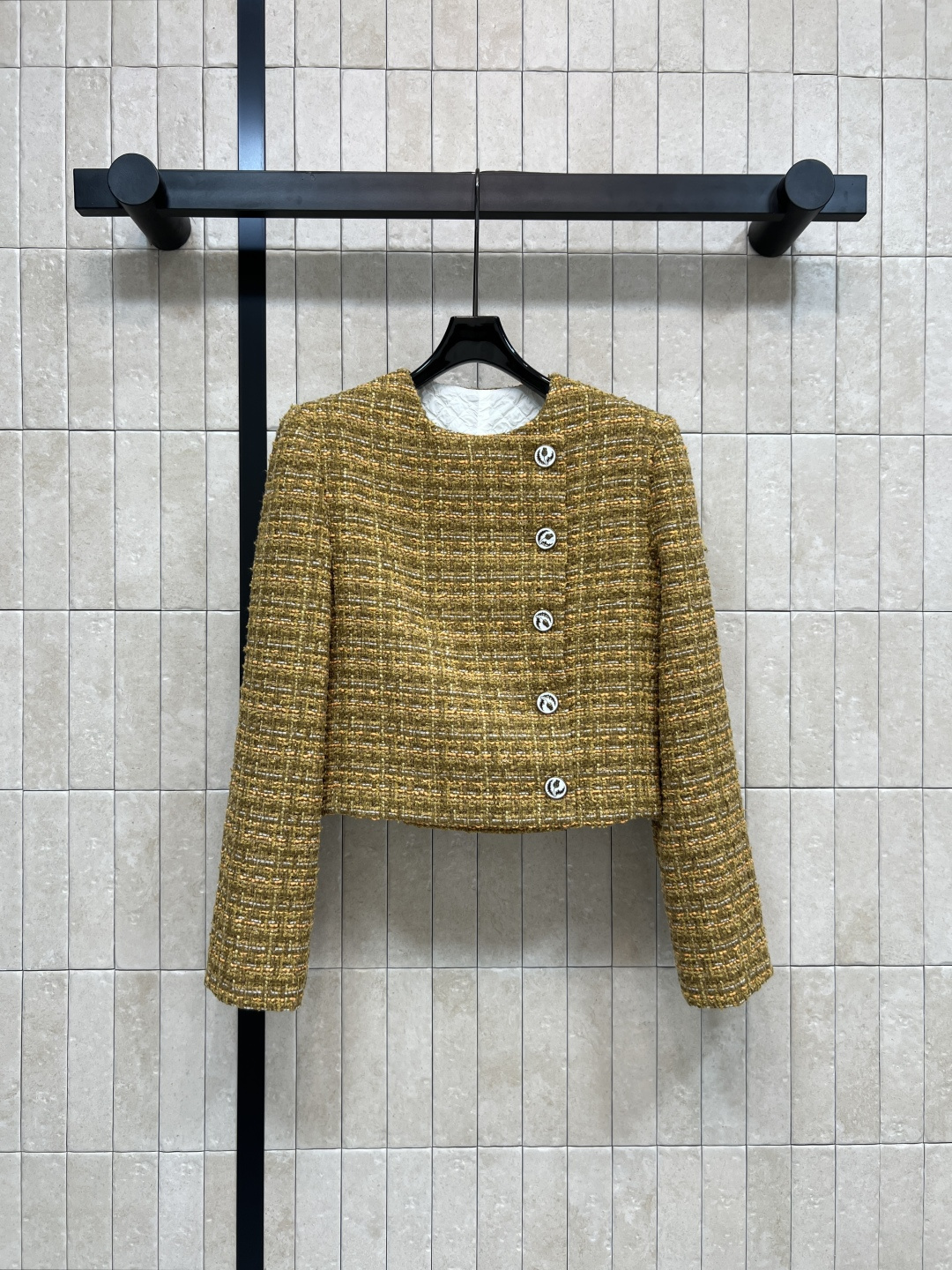 NO:502858,Xiaoxiangjia 25 autumn and winter new style tweed jacket Classic round neck oblique single-breasted jacket Customized flower buttons Blessed embellishment Heavy variety of yarn woven tweed bubble texture lining inside The upper body is full of vitality and girlish color is very gentle and elegant Two colors and three codes Size/S-M-L, chanel, jackets & coats, alexander wang19860909小香家 25秋冬新款 粗花呢小外套 经典的圆领斜边单排扣外套 定制的花朵纽扣加持点缀 重磅的多种纱线编织粗花呢 里面泡泡肌理感内衬 上身就很元气满满的少女感 颜色非常温柔优雅 两色三码 Size/S-M-L,,chanel,jackets & coats,alexander wang,Women's clothing