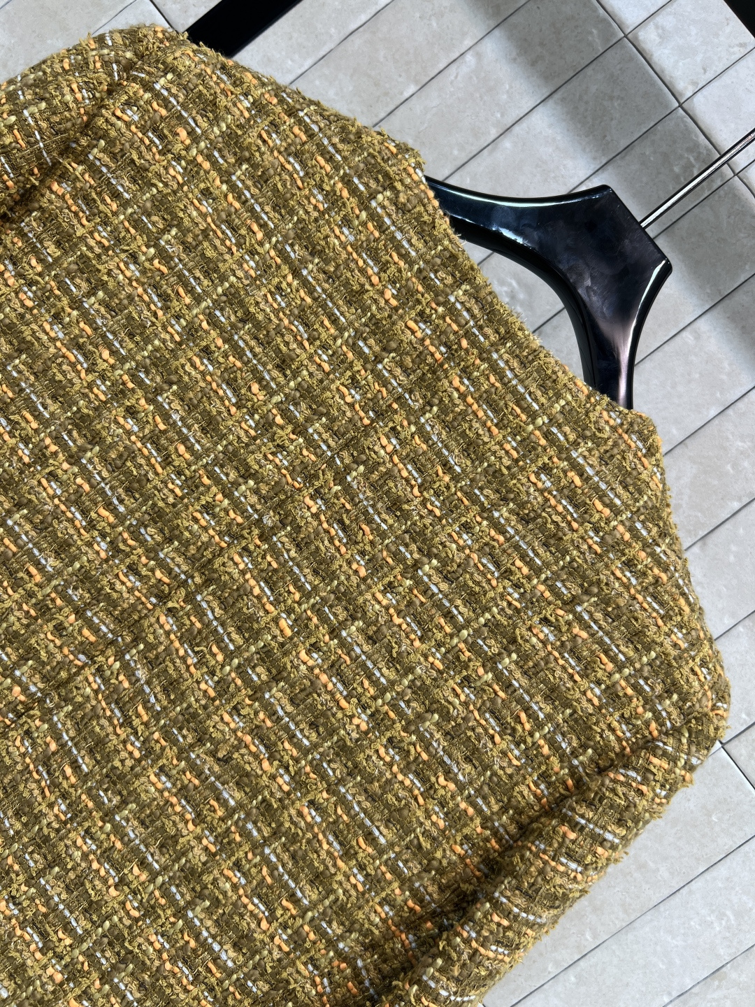 小香家 25秋冬新款 粗花呢小外套 经典的圆领斜边单排扣外套 定制的花朵纽扣加持点缀 重磅的多种纱线编织