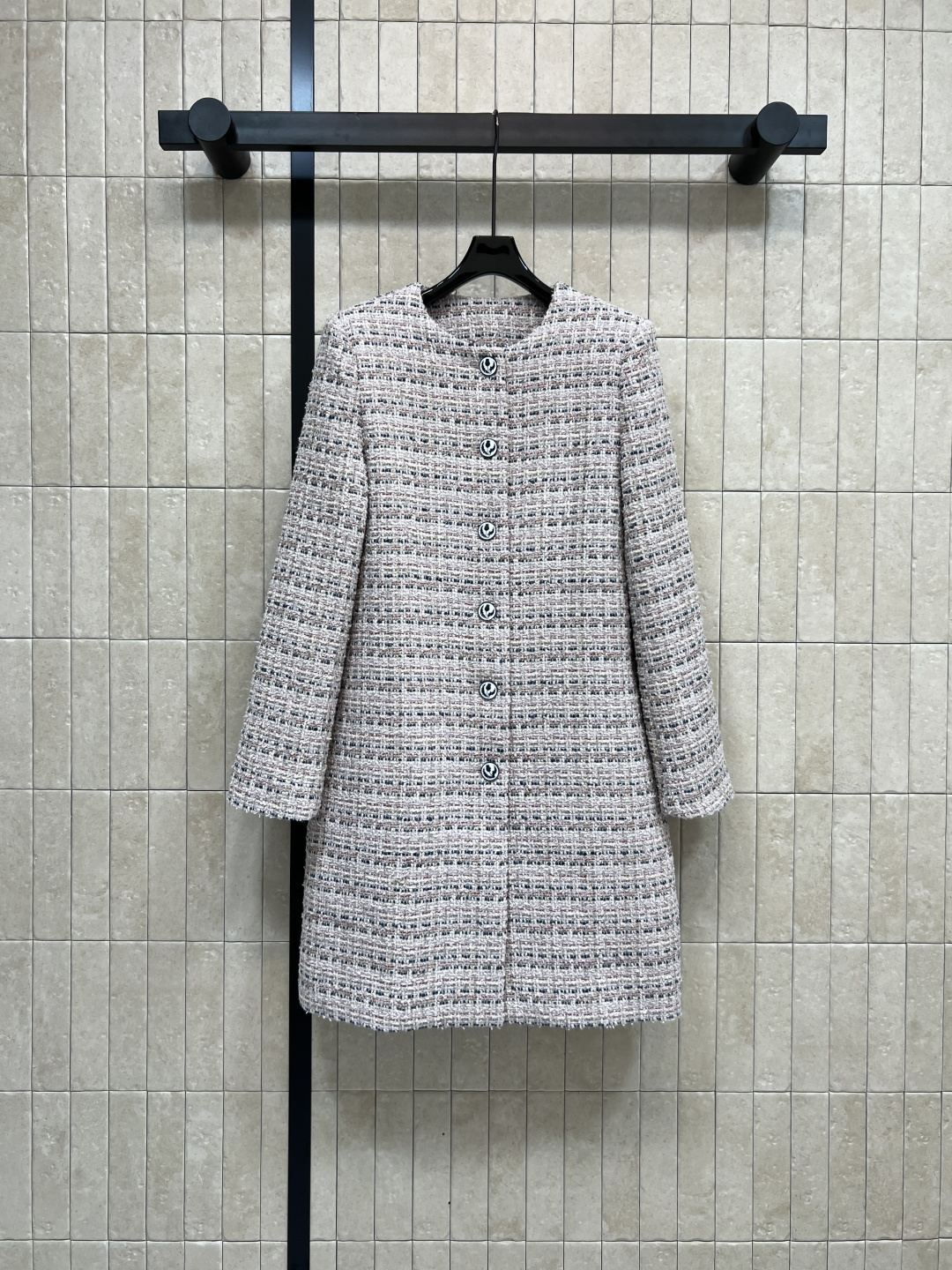 小香家 25秋冬新款 粗花呢长款外套 经典的圆领单排扣外套 定制的花朵纽扣加持点缀 重磅的多种纱线编织粗