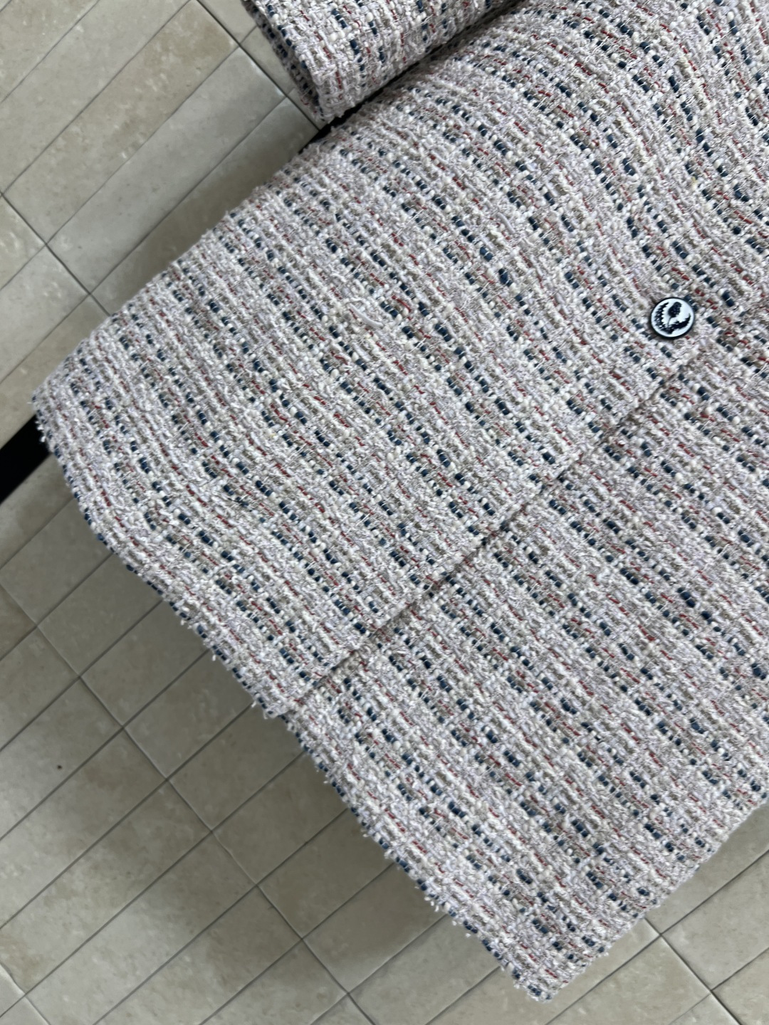 小香家 25秋冬新款 粗花呢长款外套 经典的圆领单排扣外套 定制的花朵纽扣加持点缀 重磅的多种纱线编织粗