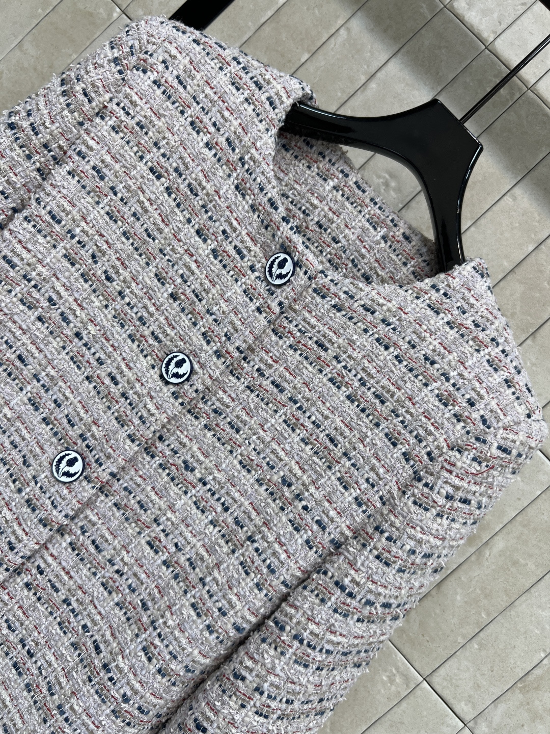 小香家 25秋冬新款 粗花呢长款外套 经典的圆领单排扣外套 定制的花朵纽扣加持点缀 重磅的多种纱线编织粗