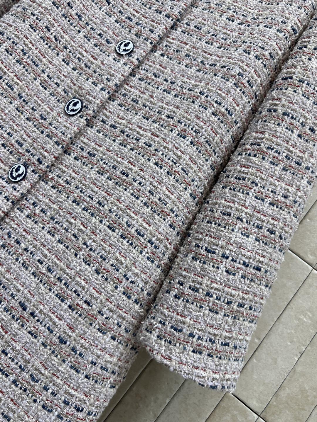 小香家 25秋冬新款 粗花呢长款外套 经典的圆领单排扣外套 定制的花朵纽扣加持点缀 重磅的多种纱线编织粗