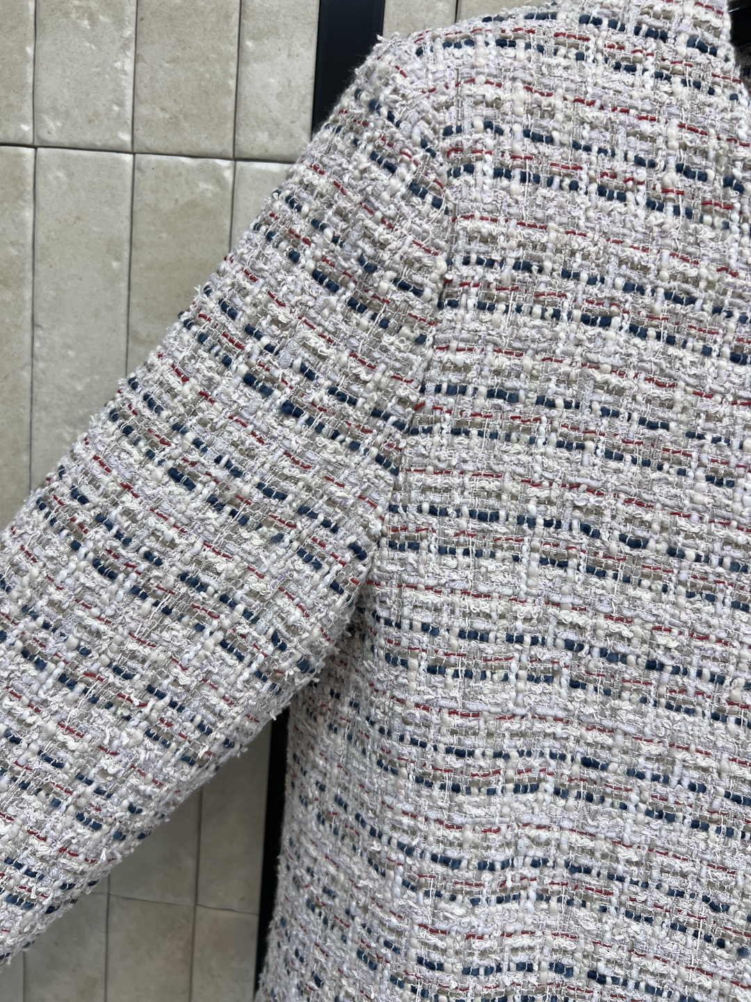 小香家 25秋冬新款 粗花呢长款外套 经典的圆领单排扣外套 定制的花朵纽扣加持点缀 重磅的多种纱线编织粗