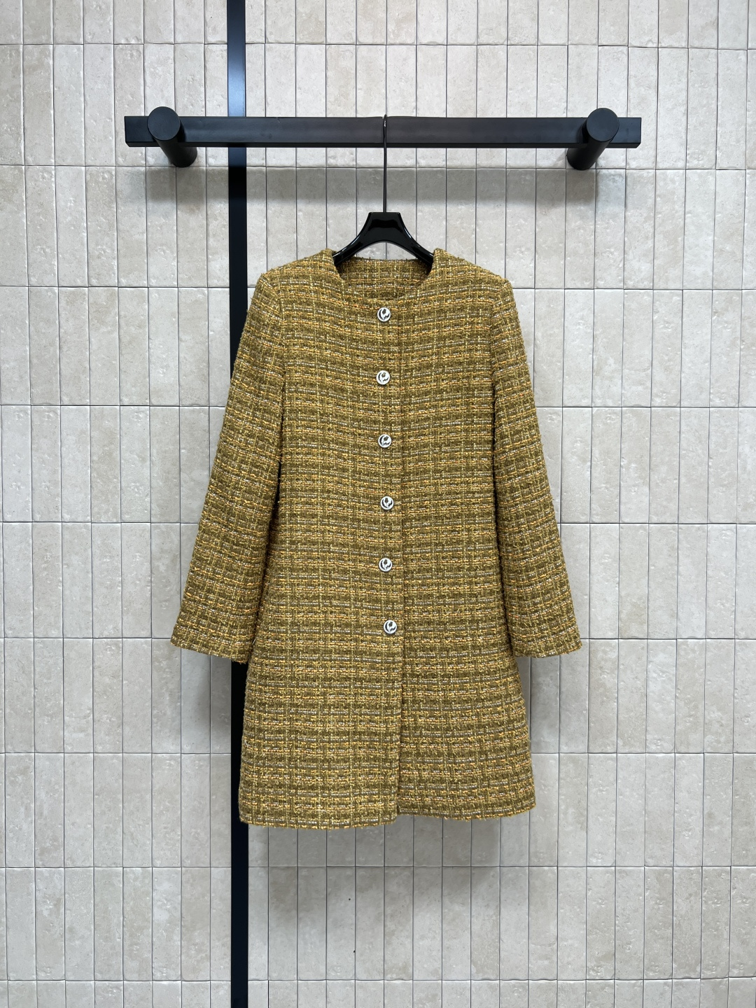 NO:502867,Xiaoxiangjia 25 autumn and winter new style tweed long jacket Classic round neck single-breasted jacket Customized flower buttons Blessing embellishment Heavy variety of yarn woven thick tweed lining inside bubble texture The upper body is full of vitality and girlish color is very gentle and elegant Two colors and three codes Size/S-M-L, chanel, jackets & coats, alexander wang19860909小香家 25秋冬新款 粗花呢长款外套 经典的圆领单排扣外套 定制的花朵纽扣加持点缀 重磅的多种纱线编织粗花呢 里面泡泡肌理感内衬 上身就很元气满满的少女感 颜色非常温柔优雅 两色三码 Size/S-M-L,,chanel,jackets & coats,alexander wang,Women's clothing