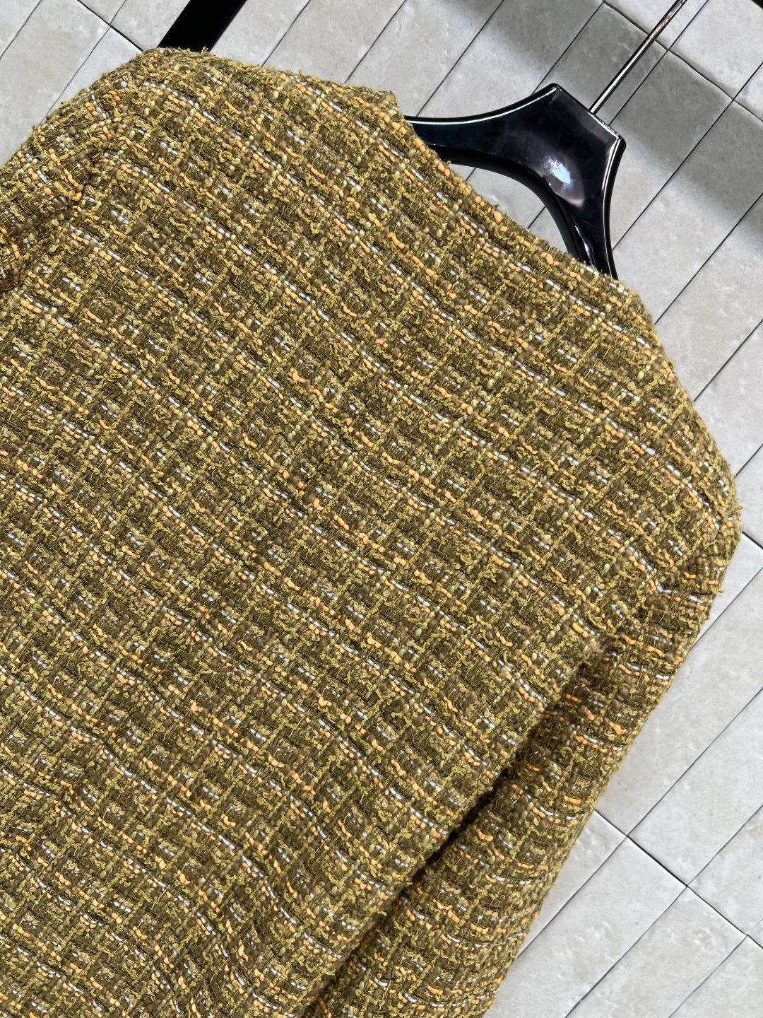 小香家 25秋冬新款 粗花呢长款外套 经典的圆领单排扣外套 定制的花朵纽扣加持点缀 重磅的多种纱线编织粗