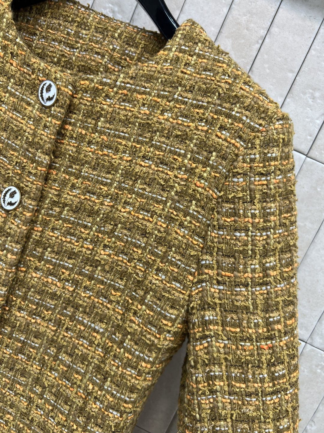 小香家 25秋冬新款 粗花呢长款外套 经典的圆领单排扣外套 定制的花朵纽扣加持点缀 重磅的多种纱线编织粗