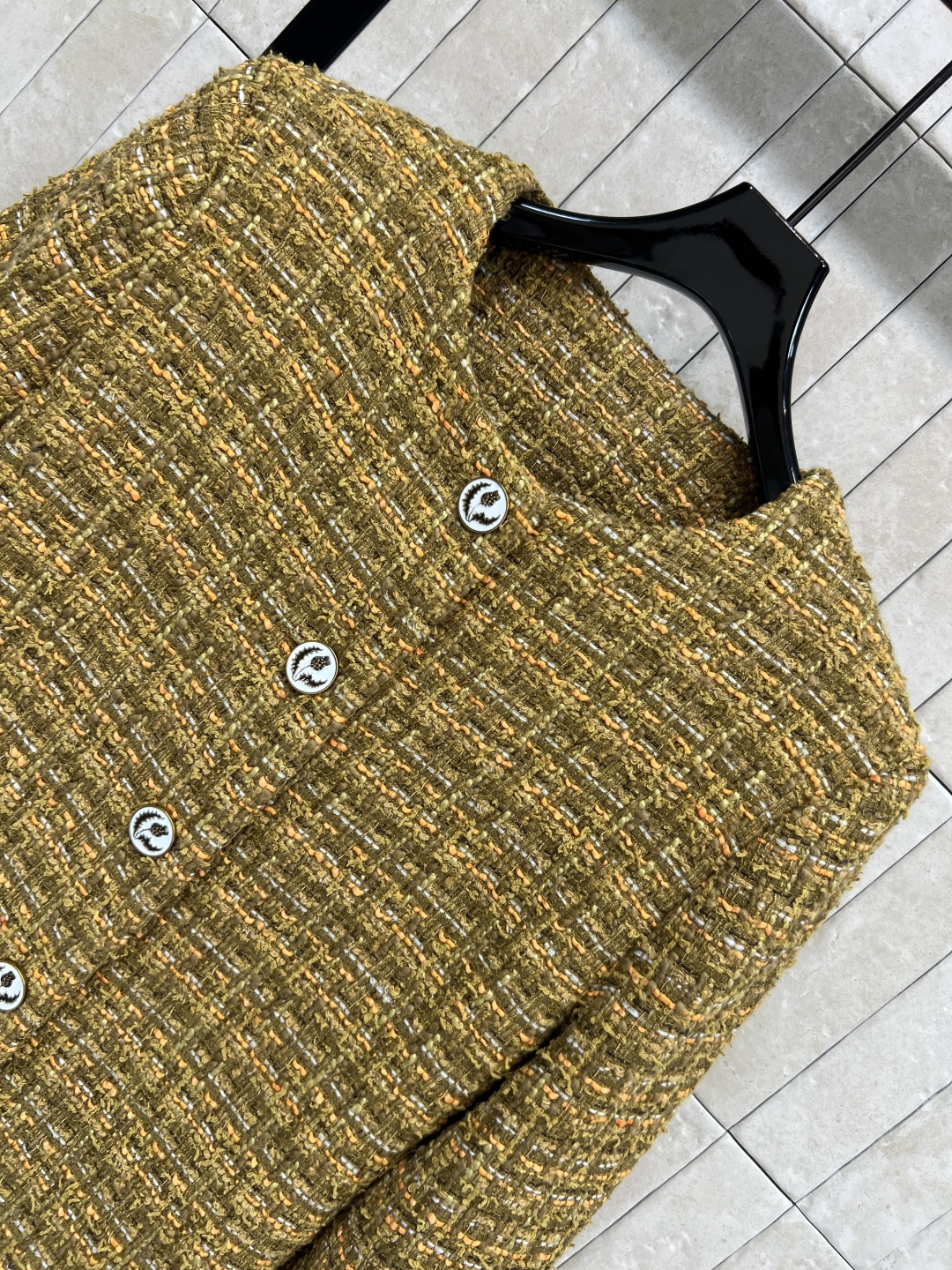 小香家 25秋冬新款 粗花呢长款外套 经典的圆领单排扣外套 定制的花朵纽扣加持点缀 重磅的多种纱线编织粗