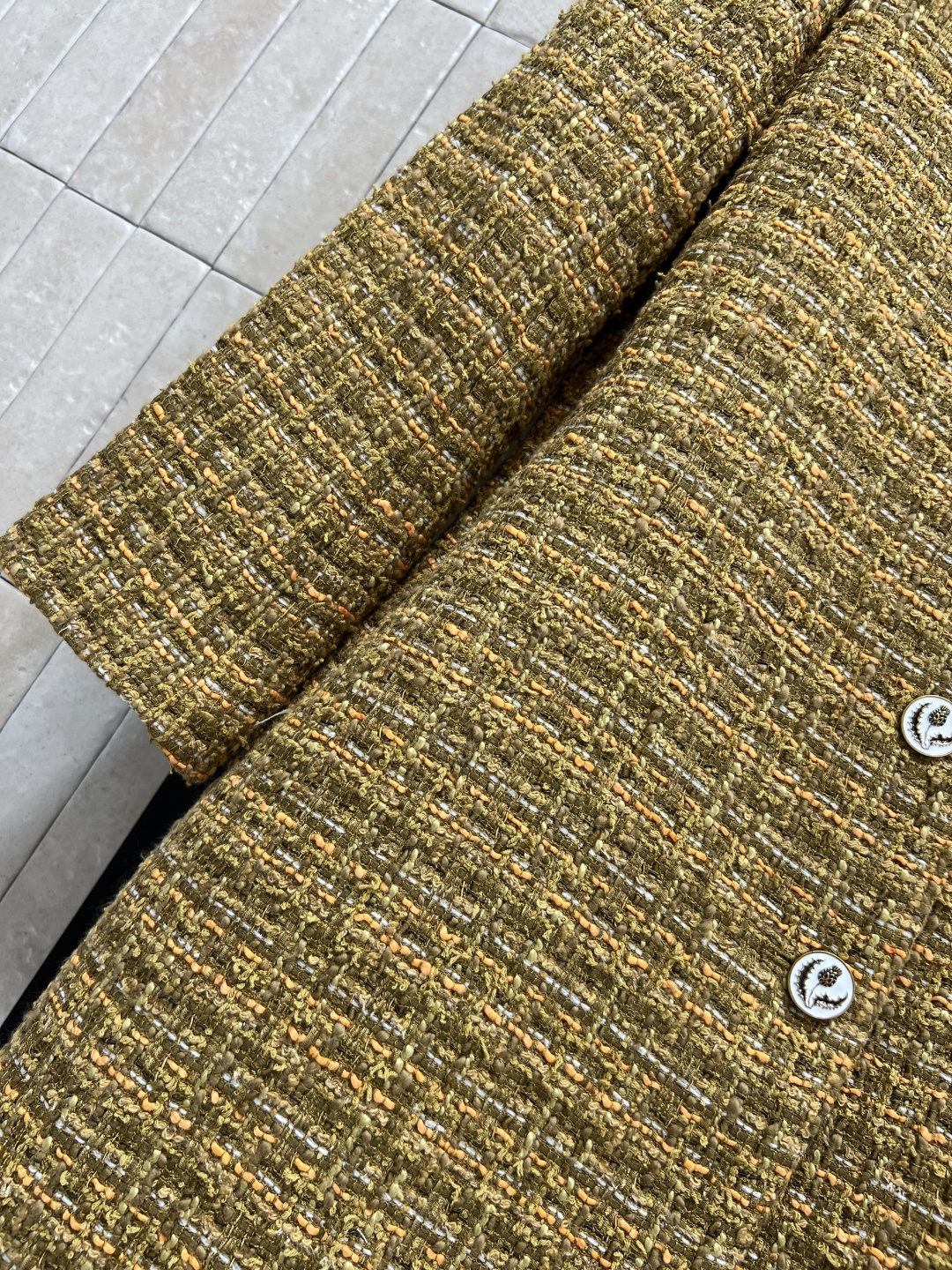 小香家 25秋冬新款 粗花呢长款外套 经典的圆领单排扣外套 定制的花朵纽扣加持点缀 重磅的多种纱线编织粗