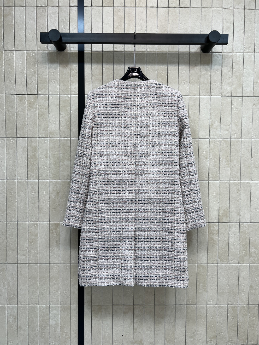 小香家 25秋冬新款 粗花呢长款外套 经典的圆领单排扣外套 定制的花朵纽扣加持点缀 重磅的多种纱线编织粗