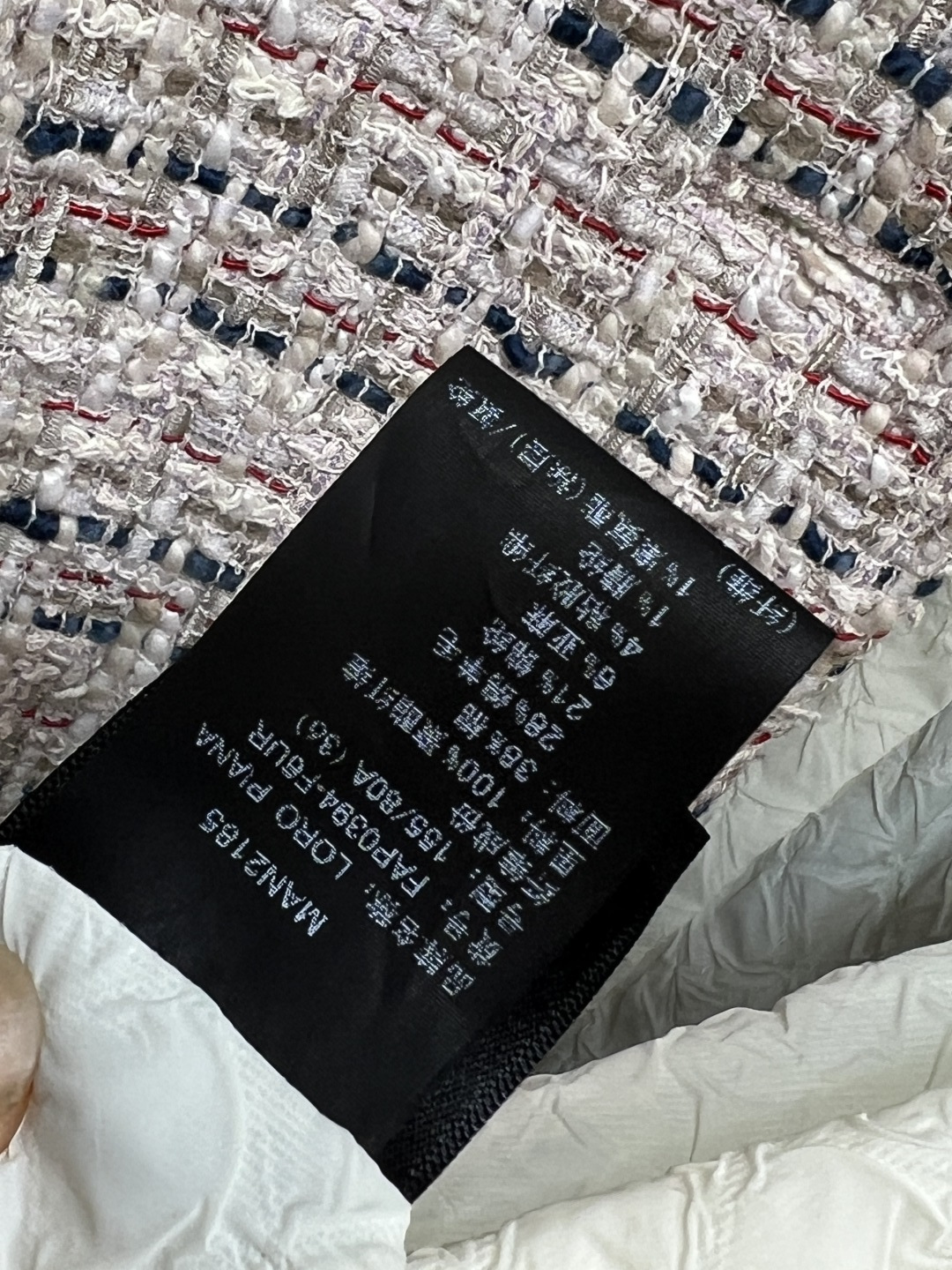 小香家 25秋冬新款 粗花呢长款外套 经典的圆领单排扣外套 定制的花朵纽扣加持点缀 重磅的多种纱线编织粗