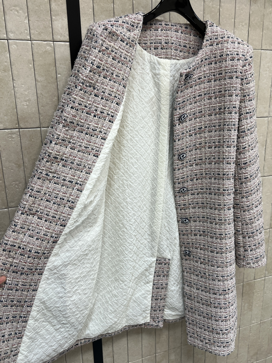 小香家 25秋冬新款 粗花呢长款外套 经典的圆领单排扣外套 定制的花朵纽扣加持点缀 重磅的多种纱线编织粗