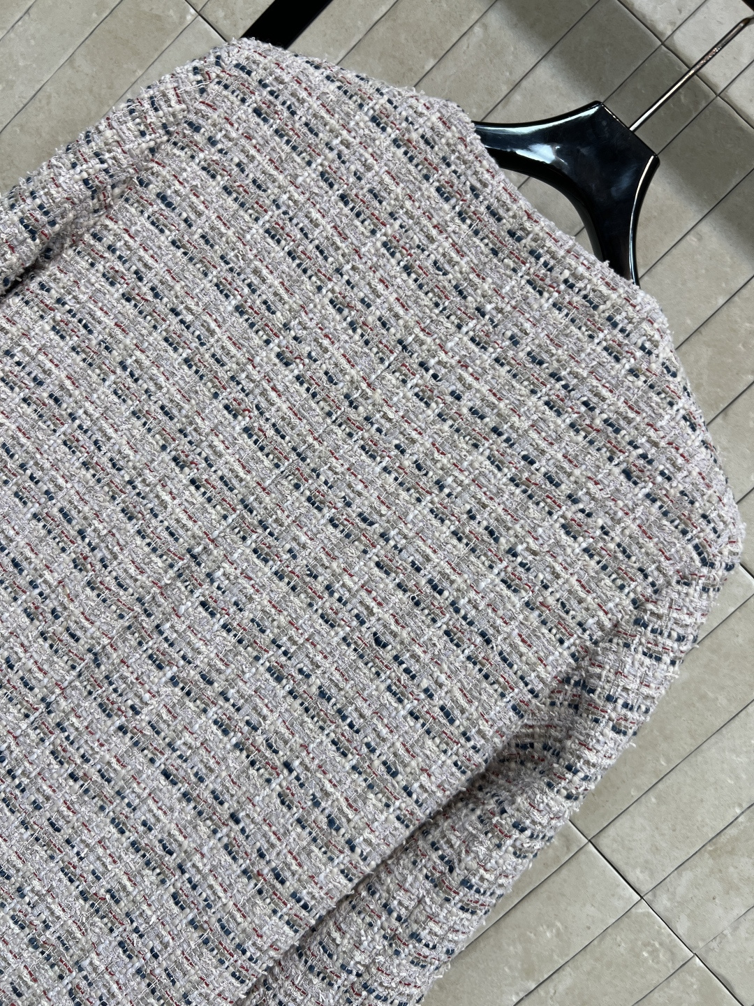 小香家 25秋冬新款 粗花呢长款外套 经典的圆领单排扣外套 定制的花朵纽扣加持点缀 重磅的多种纱线编织粗