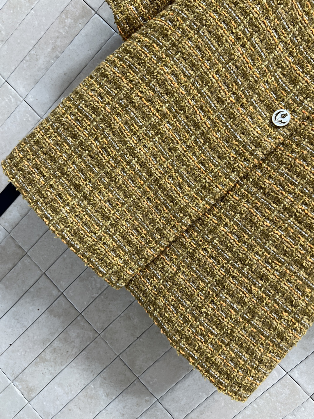 小香家 25秋冬新款 粗花呢长款外套 经典的圆领单排扣外套 定制的花朵纽扣加持点缀 重磅的多种纱线编织粗