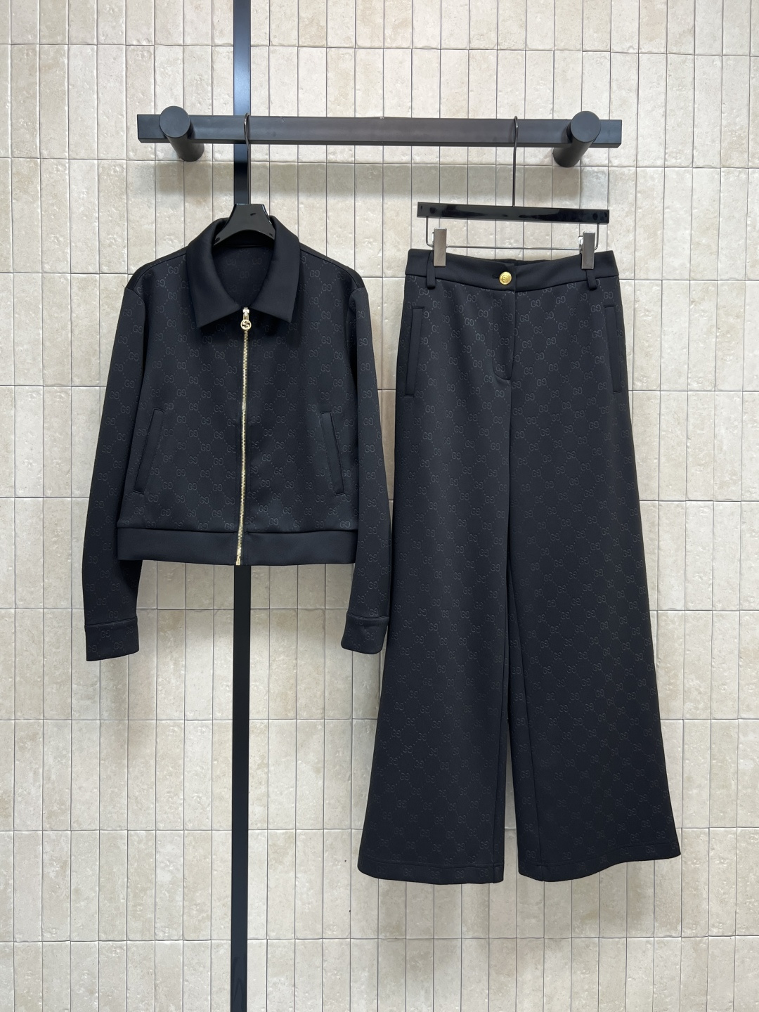 NO:502878,G Home 25 autumn and winter new style, double G jacquard casual suit, lapel jacket jacket + high-waist straight pants, those who like presbyopia must not miss it, classic presbyopia casual sports suit, temperament lapel, overall relief GG jacquard is huge, the upper body is age-reducing and casual and comfortable, it is very good for daily leisure and exercise. Two-color three-code Size/S-M-L,, gucci, jackets & coats, jackets & coats, alexander wang19860909G家 25秋冬新款 双G提花休闲套装 翻领夹克外套+高腰直筒裤 喜欢老花的一定不要错过 经典老花休闲运动套装 气质翻领 整体的浮雕GG提花巨显高级 上身减龄随性又舒适 无论是日常休闲还是运动都很不错 两色三码Size/S-M-L,,gucci,jackets & coats,jackets & coats,alexander wang,Women's clothing