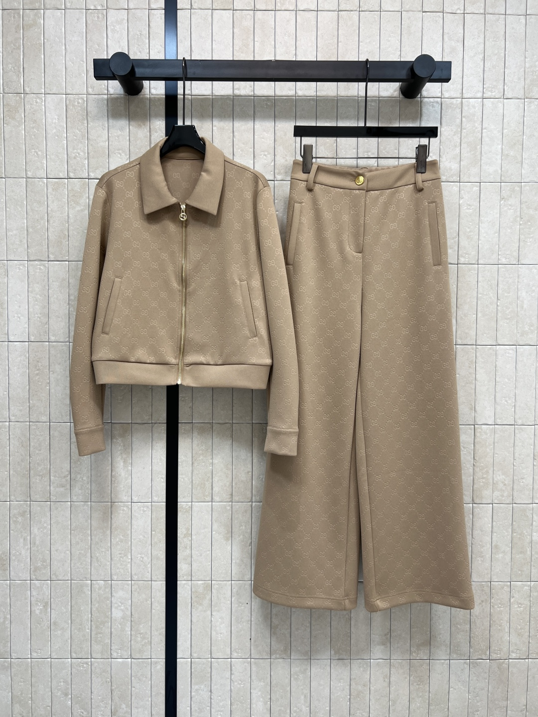 NO:502870,G Home 25 autumn and winter new style, double G jacquard casual suit, lapel jacket jacket + high-waist straight pants, those who like presbyopia must not miss it, classic presbyopia casual sports suit, temperament lapel, overall relief GG jacquard is huge, the upper body is age-reducing and casual and comfortable, it is very good for daily leisure and exercise. Two-color three-code Size/S-M-L,, gucci, jackets & coats, jackets & coats, alexander wang19860909G家 25秋冬新款 双G提花休闲套装 翻领夹克外套+高腰直筒裤 喜欢老花的一定不要错过 经典老花休闲运动套装 气质翻领 整体的浮雕GG提花巨显高级 上身减龄随性又舒适 无论是日常休闲还是运动都很不错 两色三码Size/S-M-L,,gucci,jackets & coats,jackets & coats,alexander wang,Women's clothing