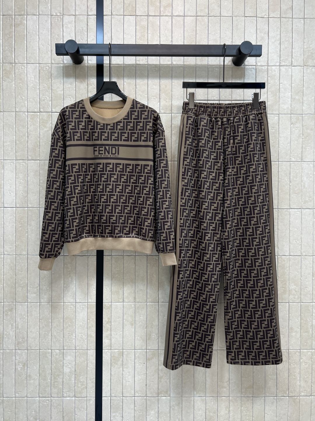 NO:502864,FD Home 25 Autumn and Winter New FD Letter Print Casual Set Every girl must have a casual and fashionable sports suit in her wardrobe. The youthful and age-reducing feeling is full. The round neck pullover long-sleeved sweatshirt with straight wide-leg pants. The upper body shows the height proportions. It looks very good when paired separately. A set for sale Size/S-M-L, dior, hoodie, sweatshirts, alexander wang19860909FD家 25秋冬新款 FD字母印花休闲套装 每个女生衣柜里必须拥有的一套休闲又时尚的运动套装 青春减龄感拉满 圆领套头长袖卫衣搭配直筒阔腿裤 上身非常显身高比例 分开搭配也很好看 一套出售Size/S-M-L,,dior,hoodie,sweatshirts,alexander wang,Women's clothing