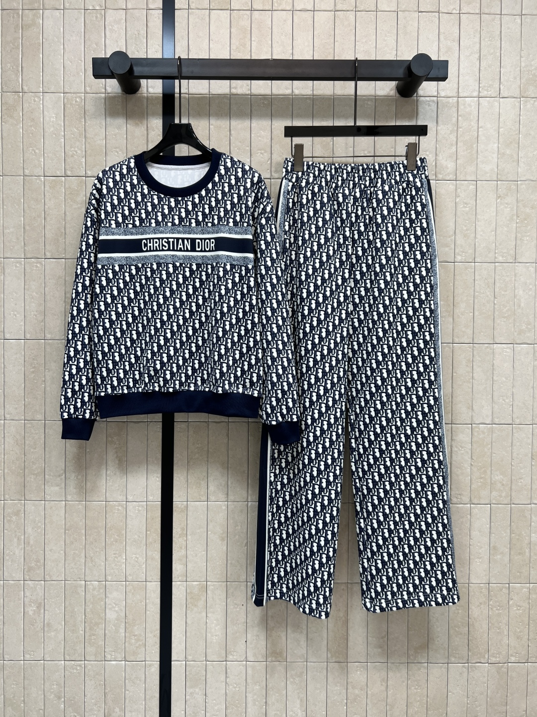 NO:502871,D Home 25 autumn and winter new style D letter printed casual suit Every girl must have in her wardrobe. A casual and fashionable sports suit full of youthful age reduction. A round neck pullover long-sleeved sweatshirt with straight wide-leg pants. The upper body shows the height proportions. It looks very good when paired separately. A set for sale Size/S-M-L, dior, hoodie, sweatshirts, alexander wang19860909D家 25秋冬新款 D字母印花休闲套装 每个女生衣柜里必须拥有的一套休闲又时尚的运动套装 青春减龄感拉满 圆领套头长袖卫衣搭配直筒阔腿裤 上身非常显身高比例 分开搭配也很好看 一套出售Size/S-M-L,,dior,hoodie,sweatshirts,alexander wang,Women's clothing