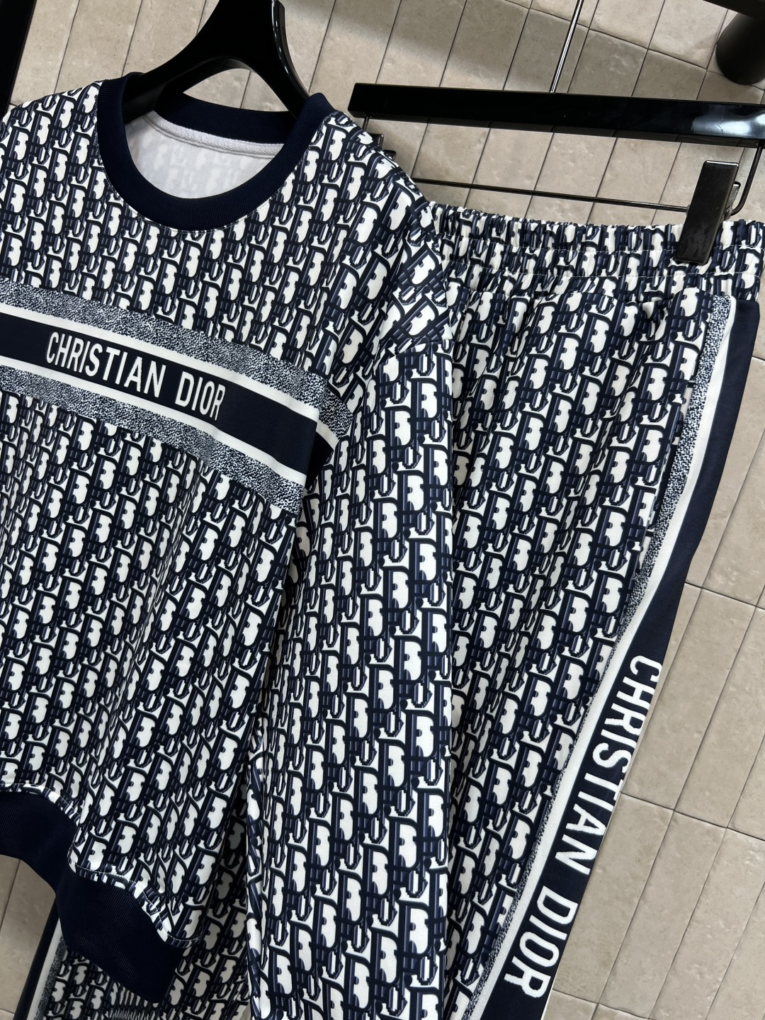 D家 25秋冬新款 D字母印花休闲套装 每个女生衣柜里必须拥有的一套休闲又时尚的运动套装 青春减龄感拉满