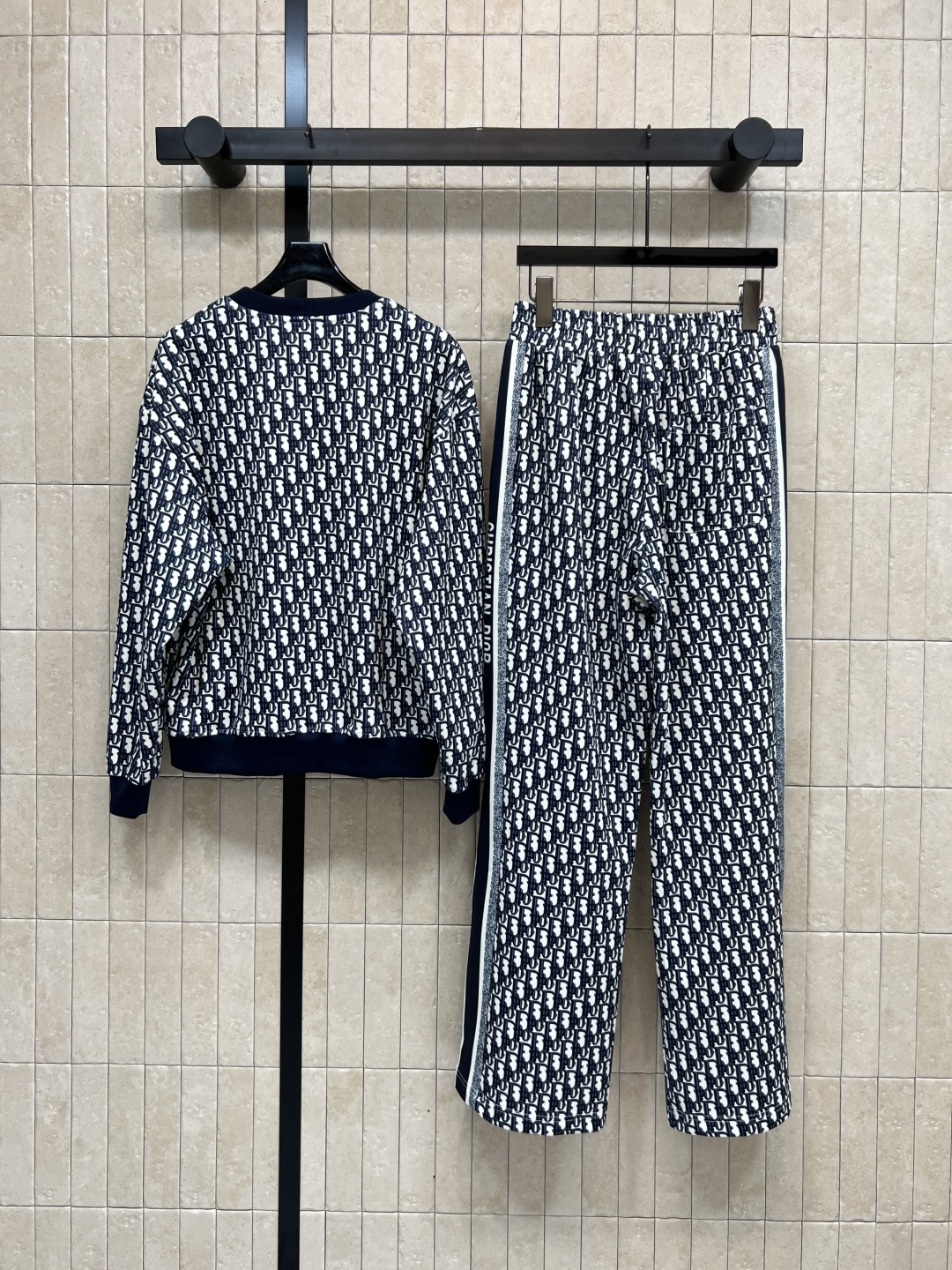 D家 25秋冬新款 D字母印花休闲套装 每个女生衣柜里必须拥有的一套休闲又时尚的运动套装 青春减龄感拉满