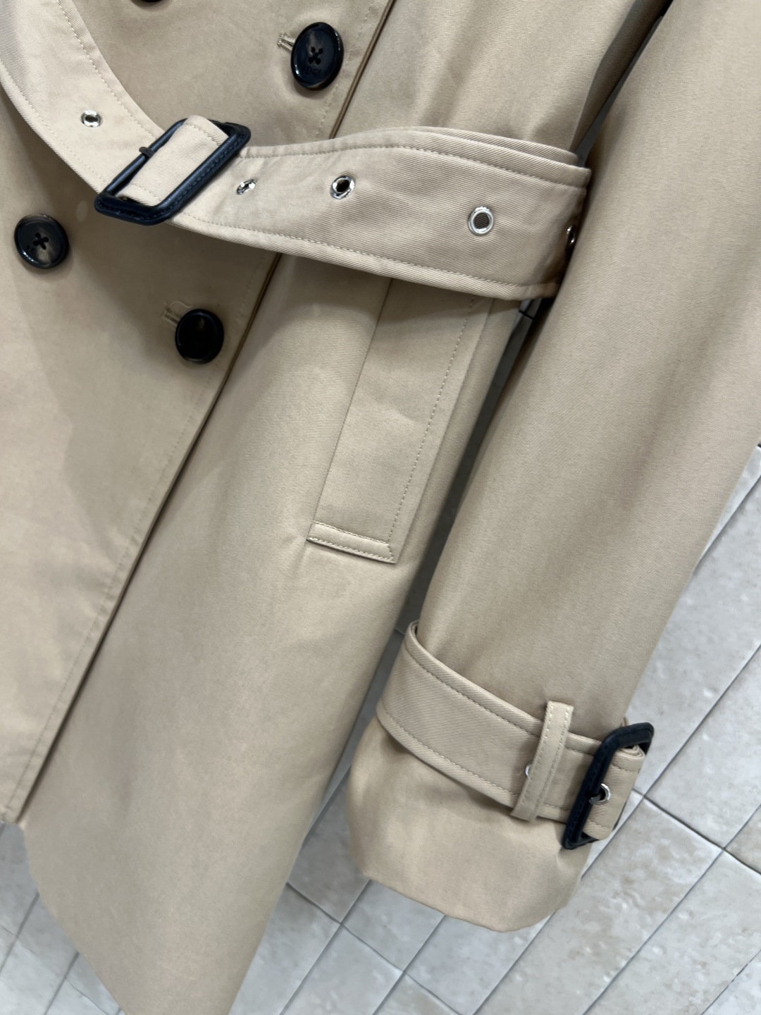 FD家 25秋冬新款 连帽双排扣风衣外套 中长款的长度 连帽+翻领双排扣设计 经典的修身剪裁 版型非常显