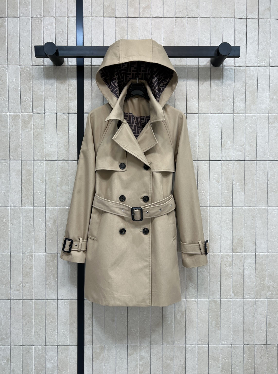 NO:502886,FD Home 25 autumn and winter new hooded double-breasted windbreaker jacket mid-length length Hood + lapel double-breasted design Classic slim fit cut The style is very slim and can be easily controlled by a small person. Classic FF letter jacquard lining inside. Customized fabrics are covered in stylish. Two colors and three codes, dior, jackets & coats, hats, alexander wang19860909FD家 25秋冬新款 连帽双排扣风衣外套 中长款的长度 连帽+翻领双排扣设计 经典的修身剪裁 版型非常显瘦气场 小个子也能轻松驾驭 里面经典FF字母提花内衬 定制的面料挻括有型 两色三码,,dior,jackets & coats,hats,alexander wang,Women's clothing