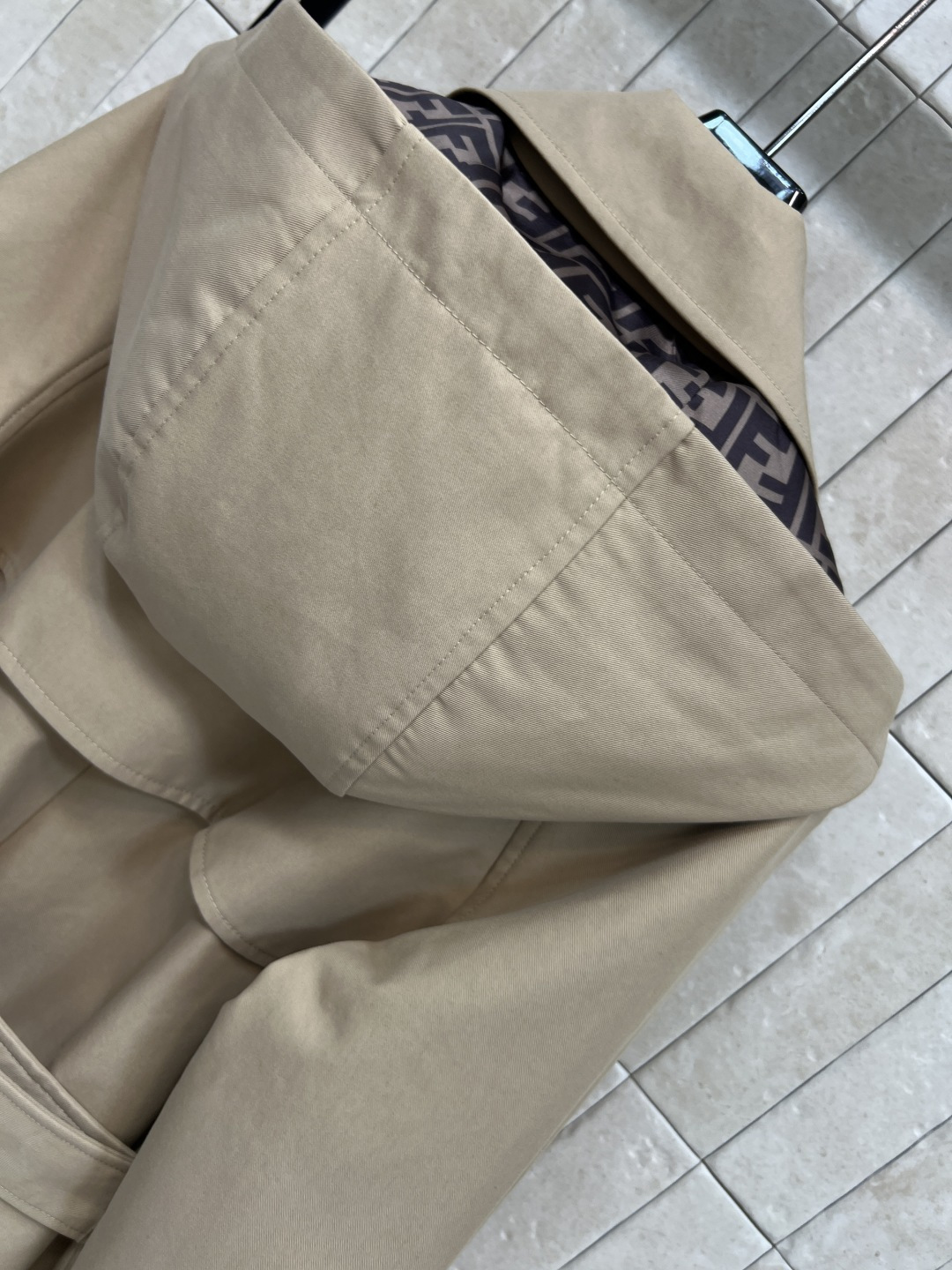 FD家 25秋冬新款 连帽双排扣风衣外套 中长款的长度 连帽+翻领双排扣设计 经典的修身剪裁 版型非常显