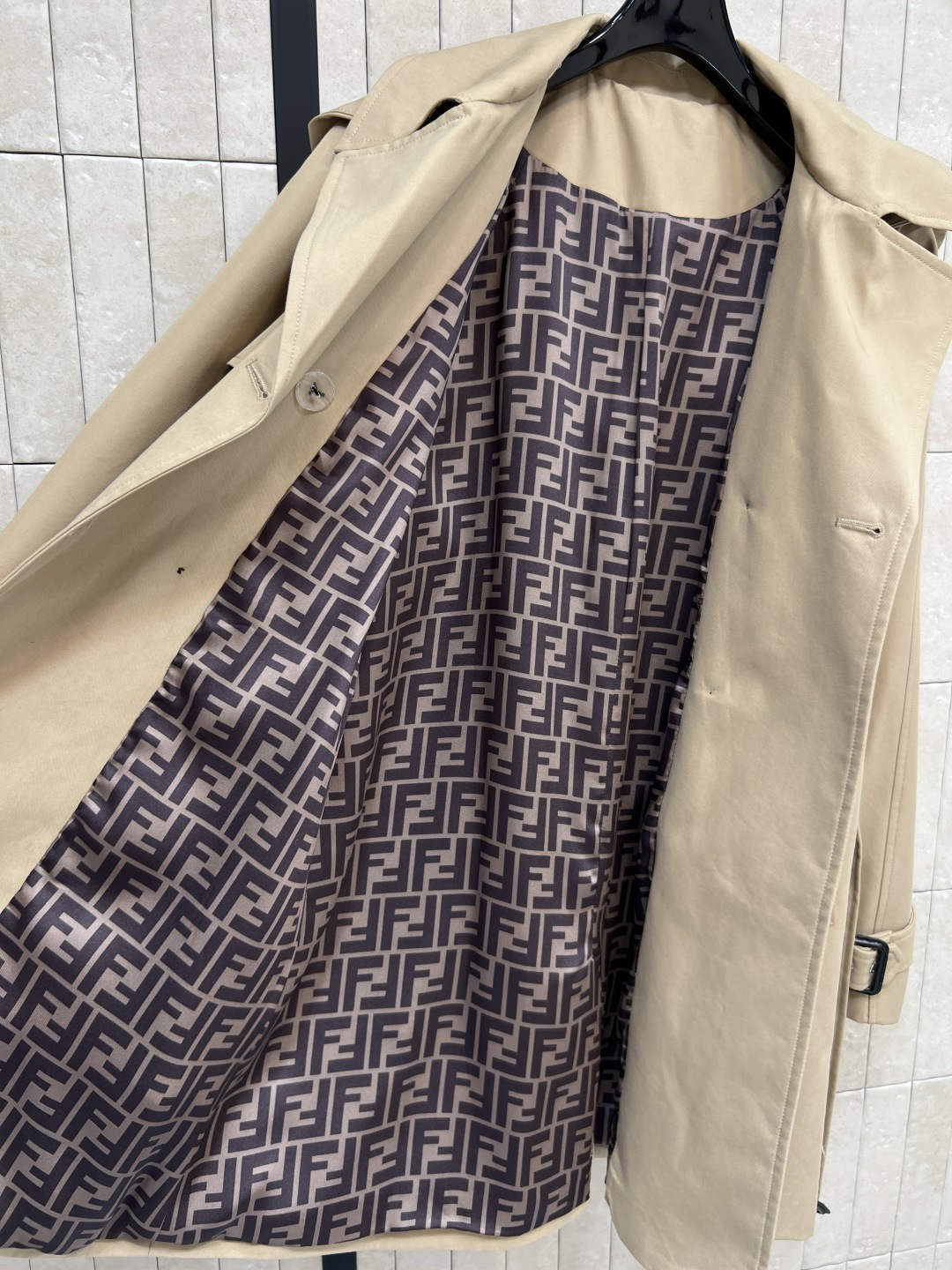 FD家 25秋冬新款 连帽双排扣风衣外套 中长款的长度 连帽+翻领双排扣设计 经典的修身剪裁 版型非常显