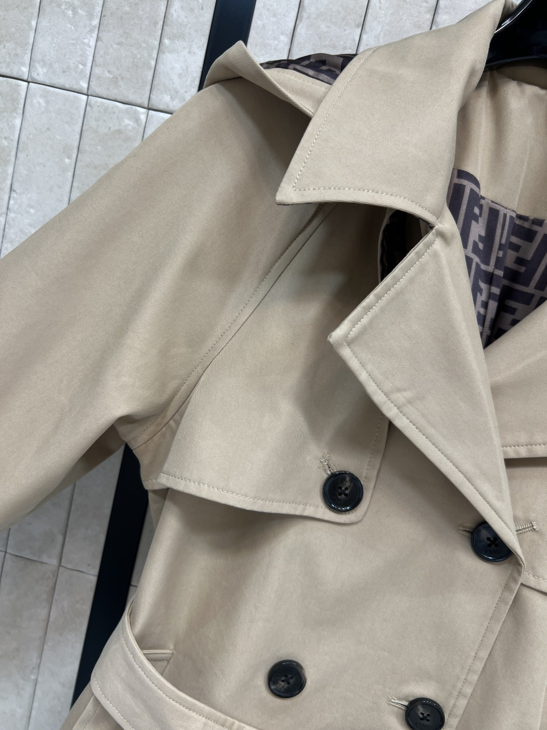 FD家 25秋冬新款 连帽双排扣风衣外套 中长款的长度 连帽+翻领双排扣设计 经典的修身剪裁 版型非常显