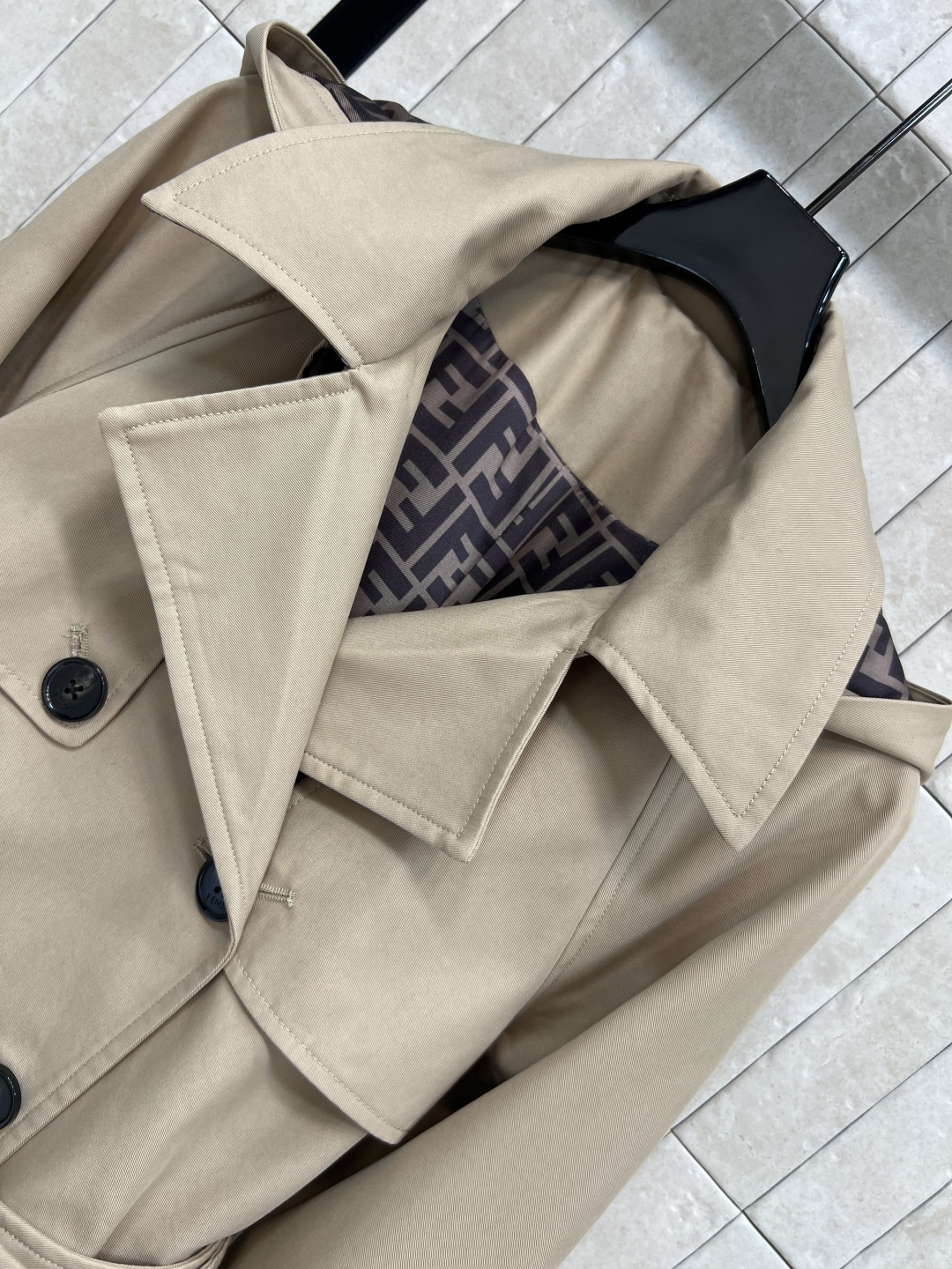 FD家 25秋冬新款 连帽双排扣风衣外套 中长款的长度 连帽+翻领双排扣设计 经典的修身剪裁 版型非常显