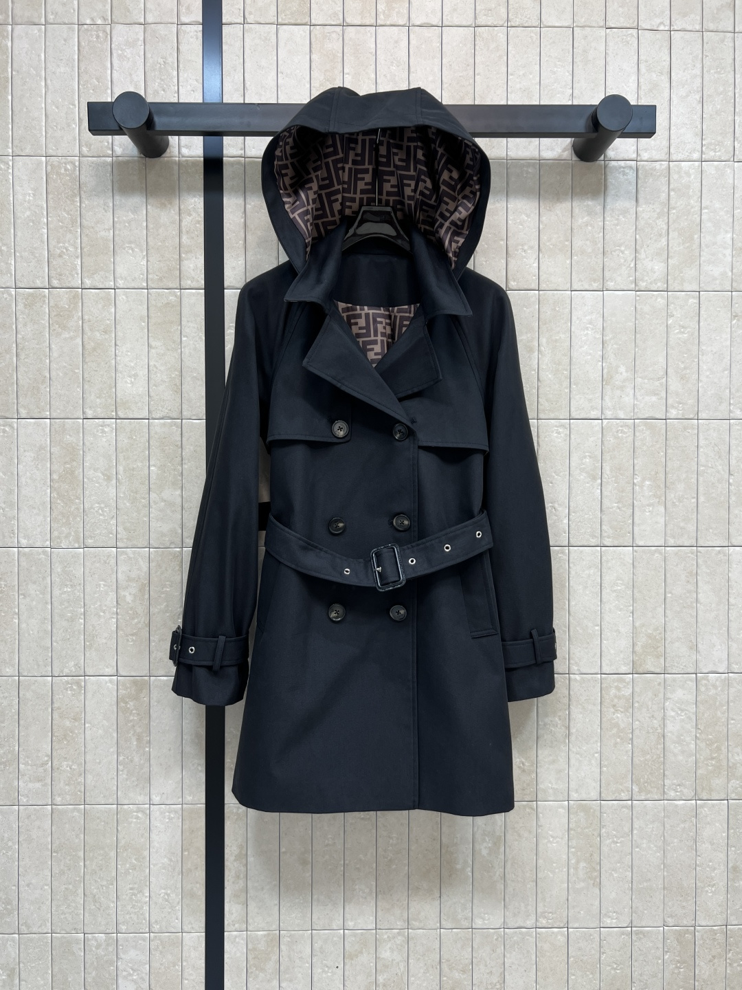 NO:502892,FD Home 25 autumn and winter new hooded double-breasted windbreaker jacket mid-length length Hood + lapel double-breasted design Classic slim fit cut The style is very slim and can be easily controlled by a small person. Classic FF letter jacquard lining inside. Customized fabrics are covered in stylish. Two colors and three codes, dior, jackets & coats, hats, alexander wang19860909FD家 25秋冬新款 连帽双排扣风衣外套 中长款的长度 连帽+翻领双排扣设计 经典的修身剪裁 版型非常显瘦气场 小个子也能轻松驾驭 里面经典FF字母提花内衬 定制的面料挻括有型 两色三码,,dior,jackets & coats,hats,alexander wang,Women's clothing