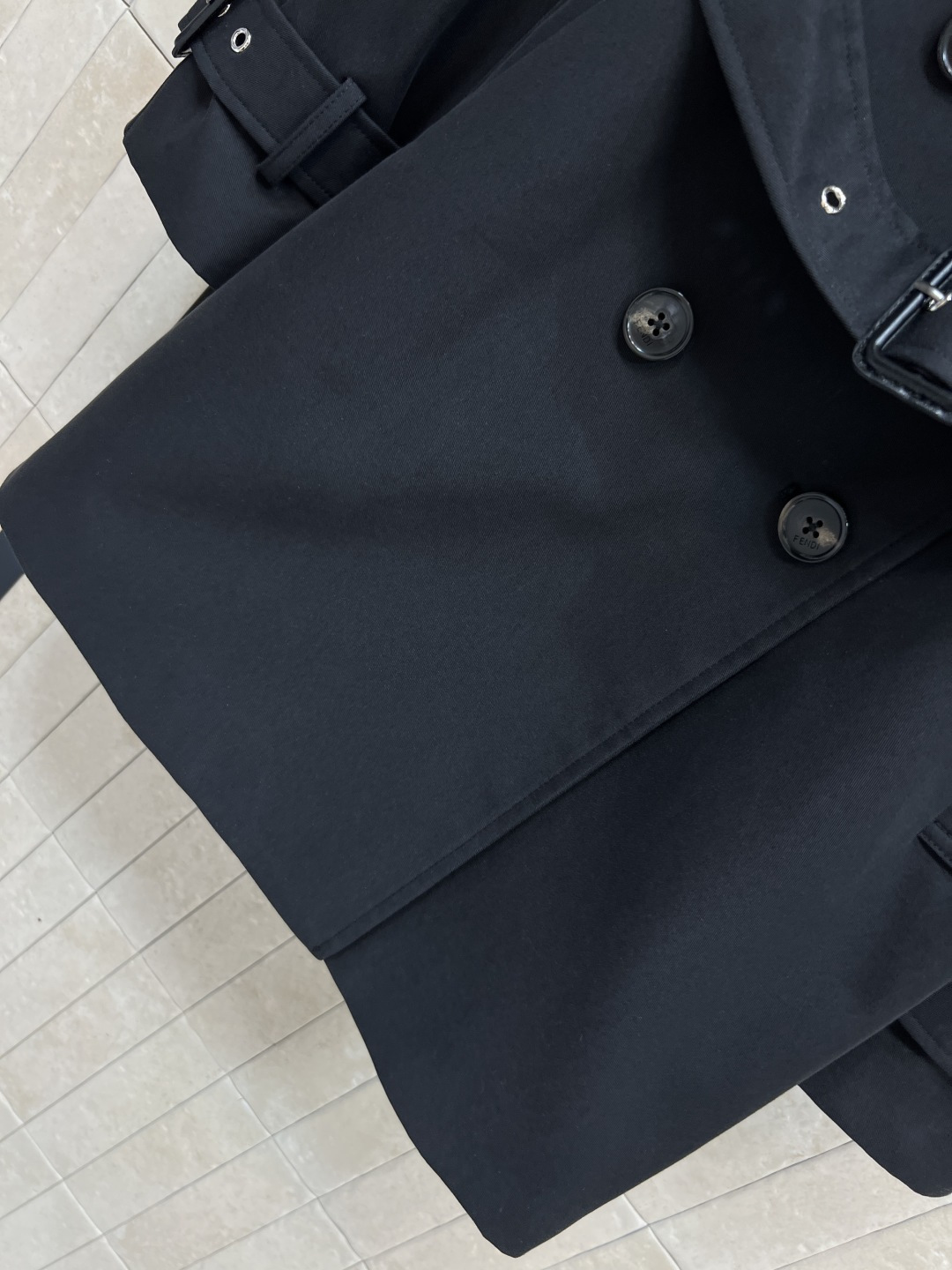 FD家 25秋冬新款 连帽双排扣风衣外套 中长款的长度 连帽+翻领双排扣设计 经典的修身剪裁 版型非常显