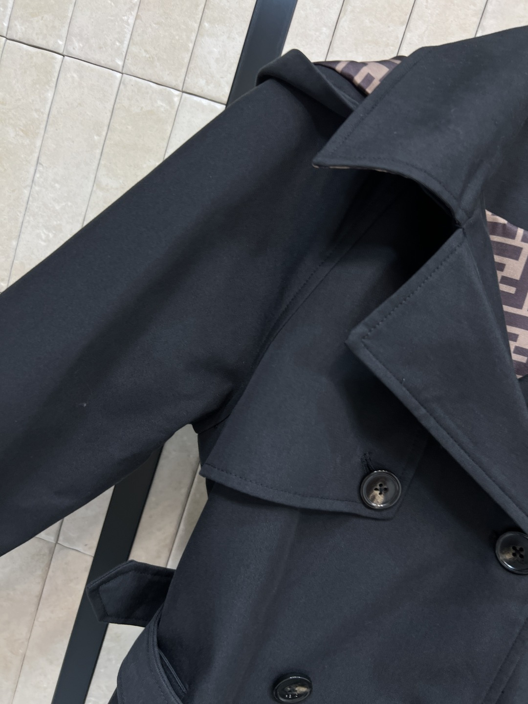 FD家 25秋冬新款 连帽双排扣风衣外套 中长款的长度 连帽+翻领双排扣设计 经典的修身剪裁 版型非常显