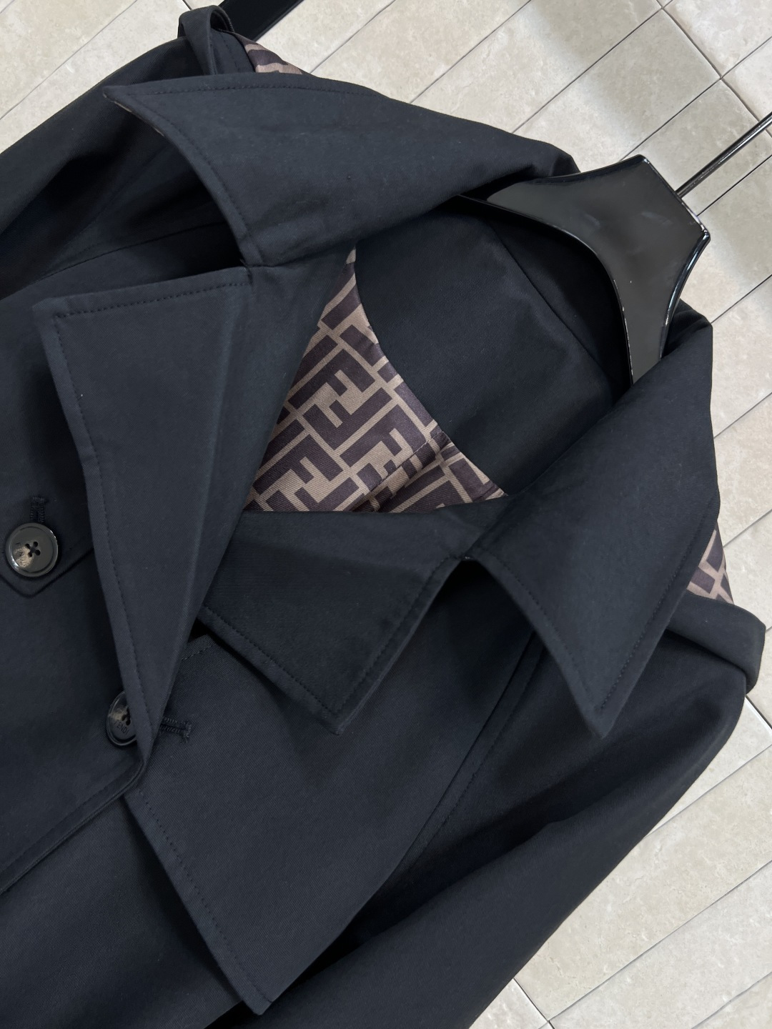 FD家 25秋冬新款 连帽双排扣风衣外套 中长款的长度 连帽+翻领双排扣设计 经典的修身剪裁 版型非常显