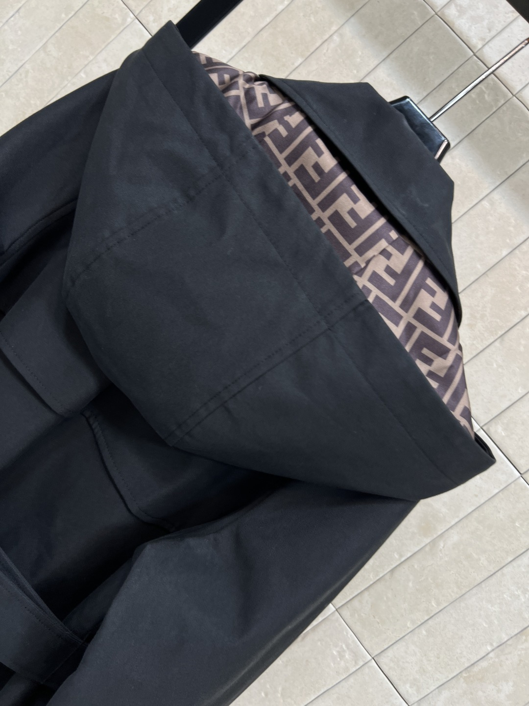 FD家 25秋冬新款 连帽双排扣风衣外套 中长款的长度 连帽+翻领双排扣设计 经典的修身剪裁 版型非常显