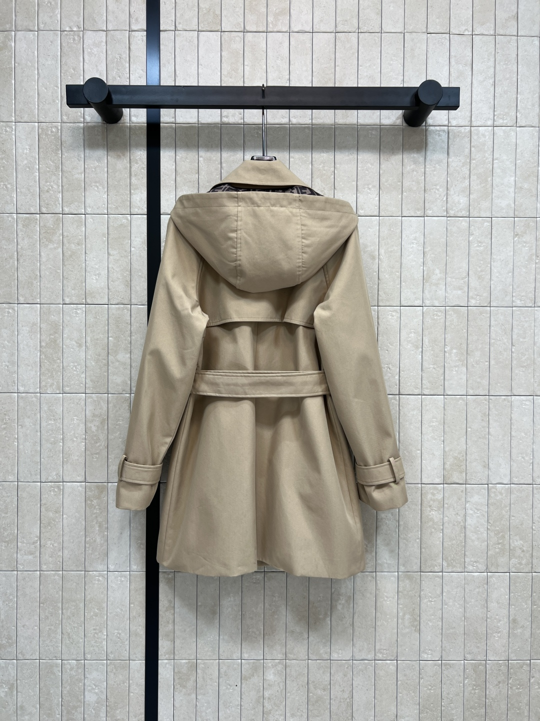 FD家 25秋冬新款 连帽双排扣风衣外套 中长款的长度 连帽+翻领双排扣设计 经典的修身剪裁 版型非常显